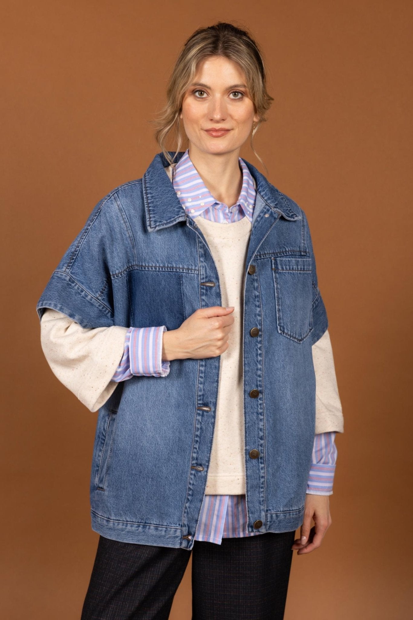 BLAUWE OVERSIZED JEANSVEST MET KORTE MOUW (9507) - Four Roses