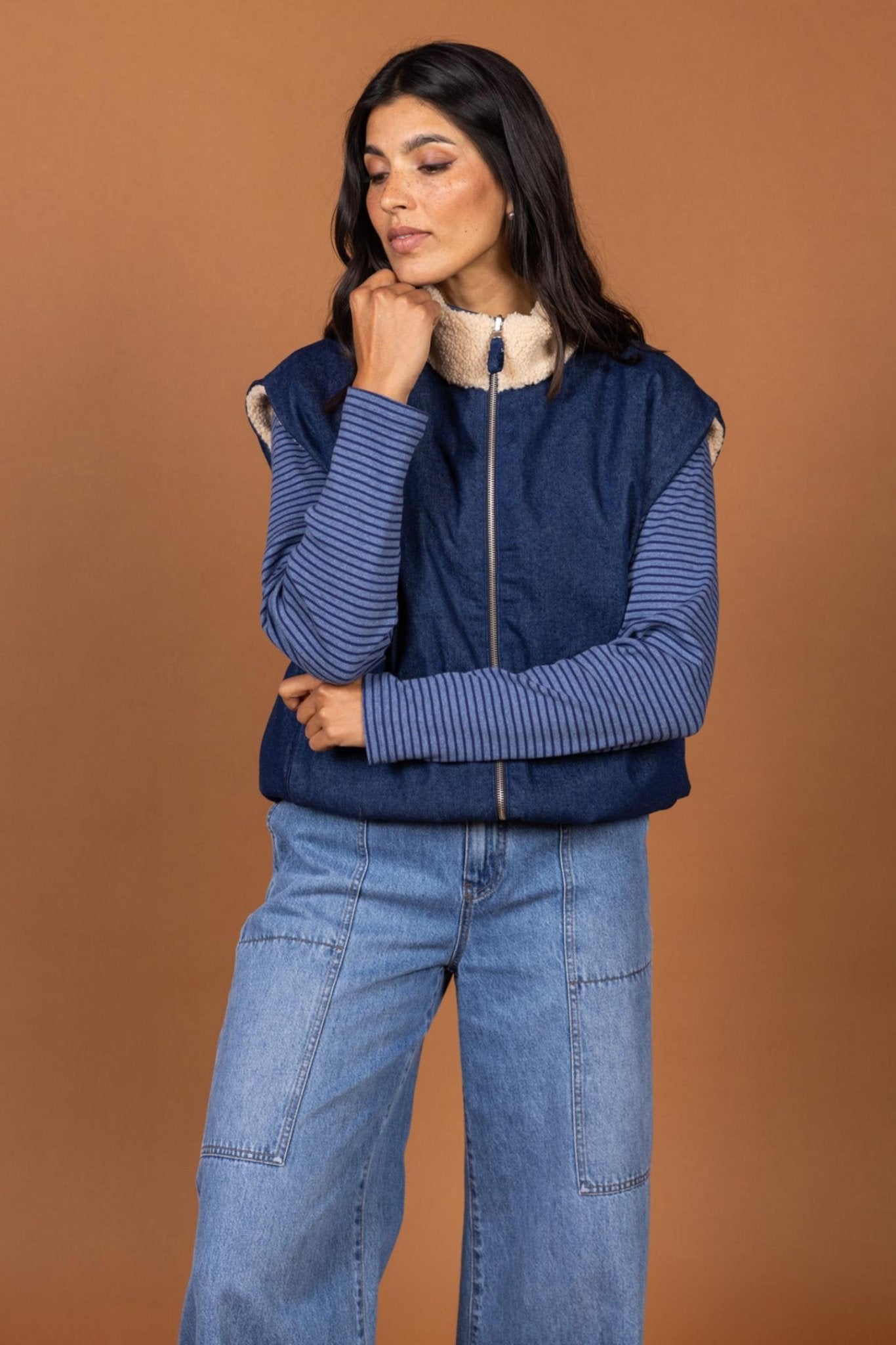 BLAUWE WIJDE JEANS MET FANTASIESTIKSELS (9508) - Four Roses