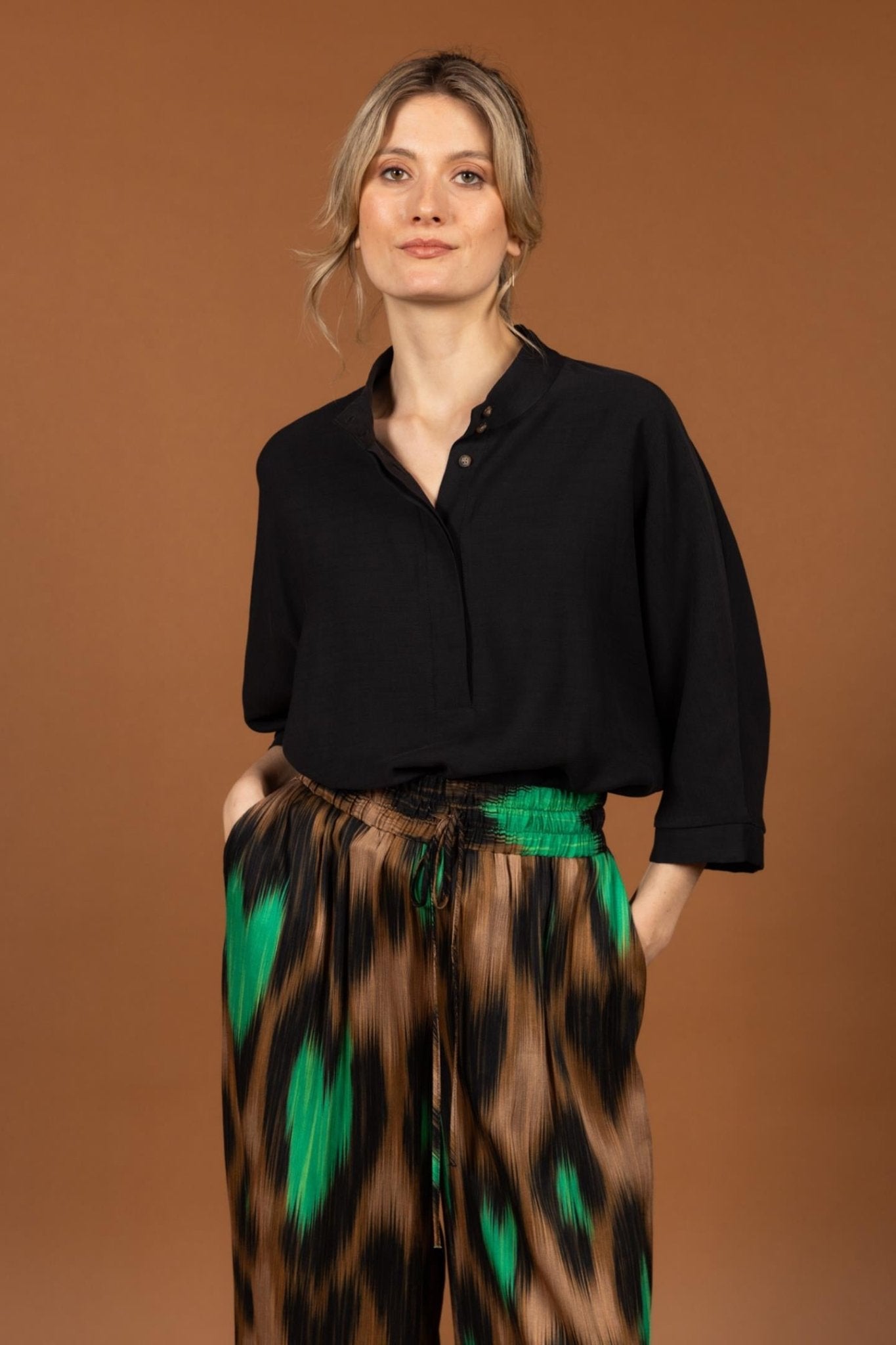 BLOUSE MET DRIEKWARTMOUW EN OPSTAANDE KRAAG (9656) - Four Roses
