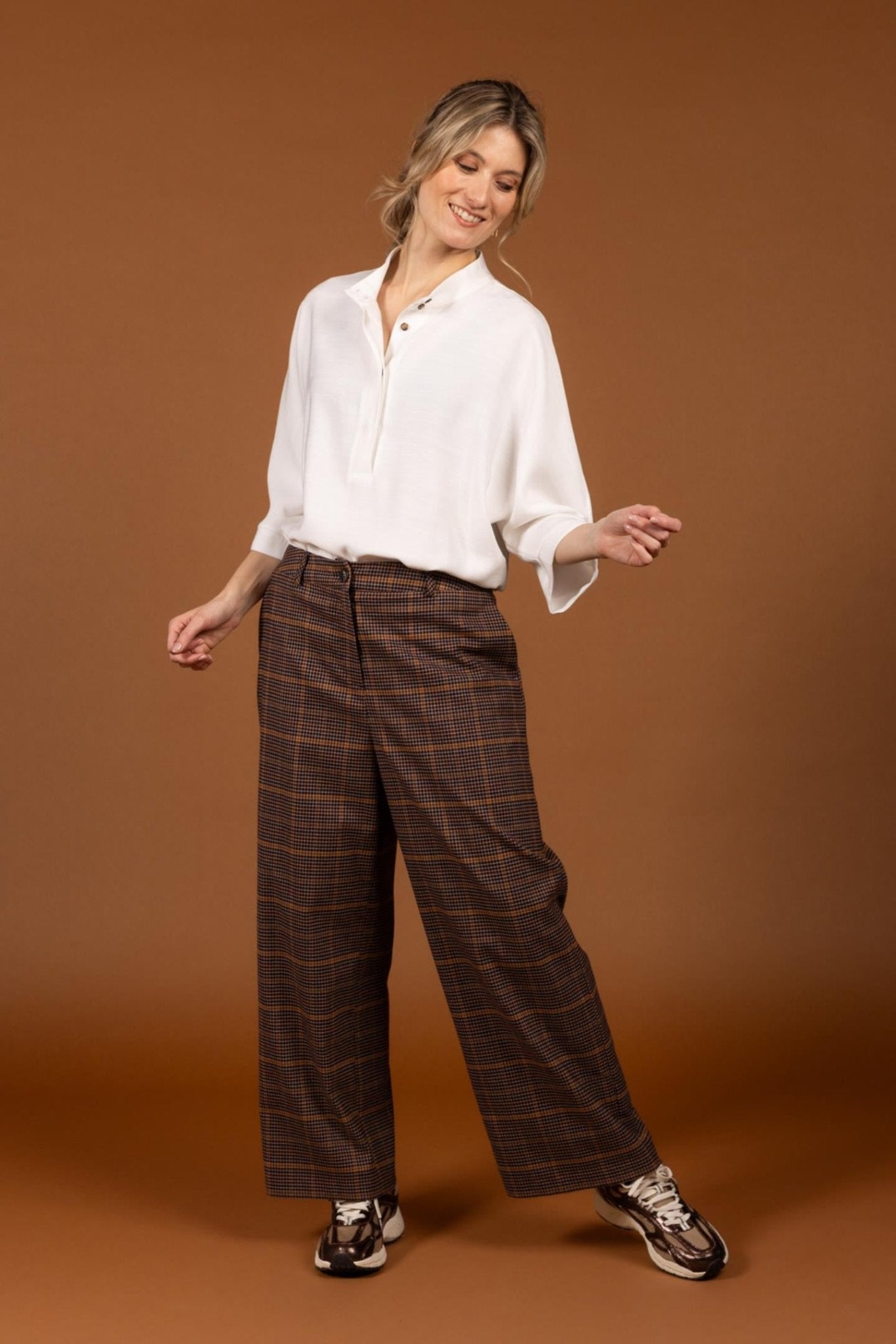 BLOUSE MET DRIEKWARTMOUW EN OPSTAANDE KRAAG (9656) - Four Roses