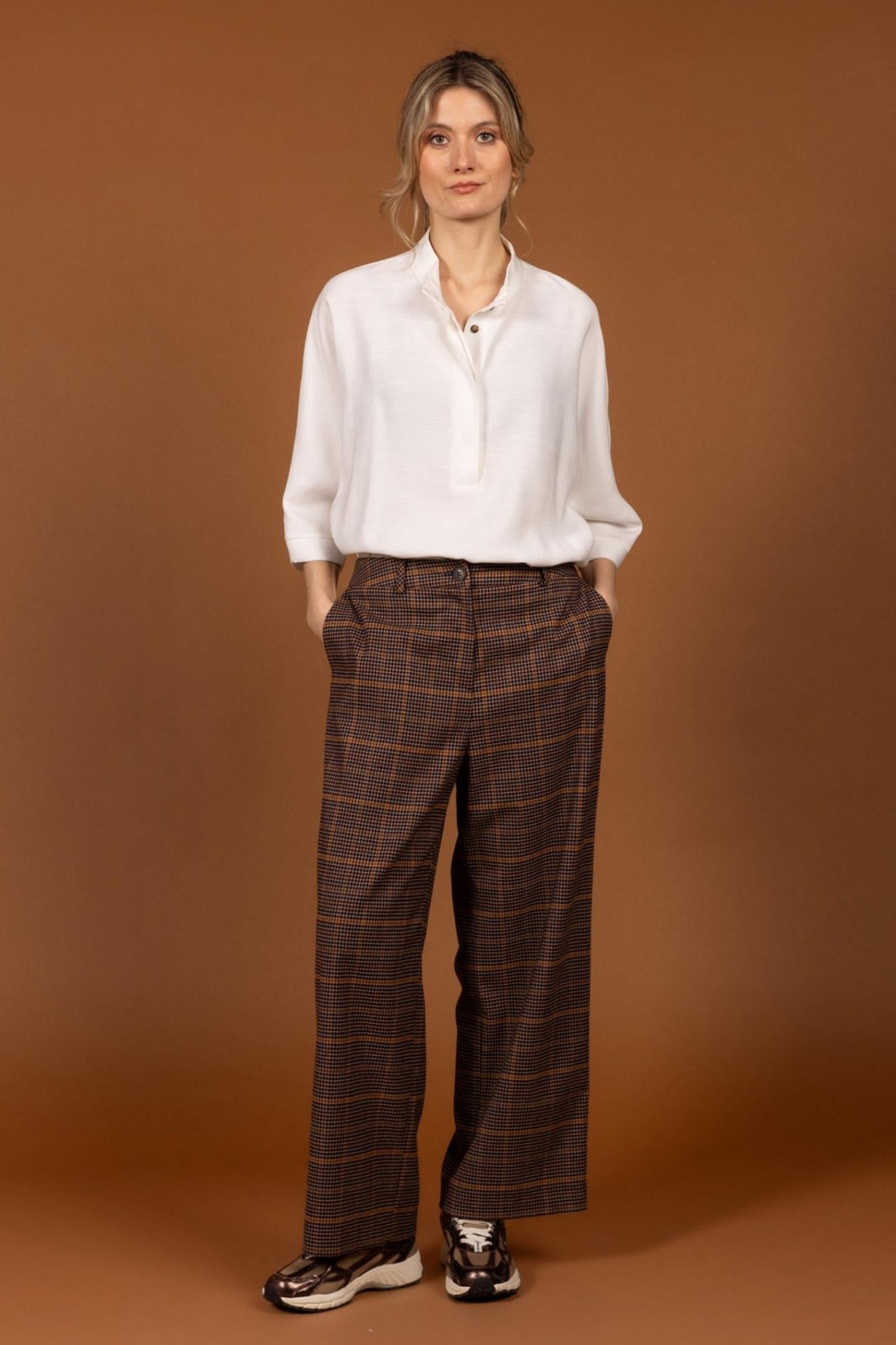 BLOUSE MET DRIEKWARTMOUW EN OPSTAANDE KRAAG (9656) - Four Roses