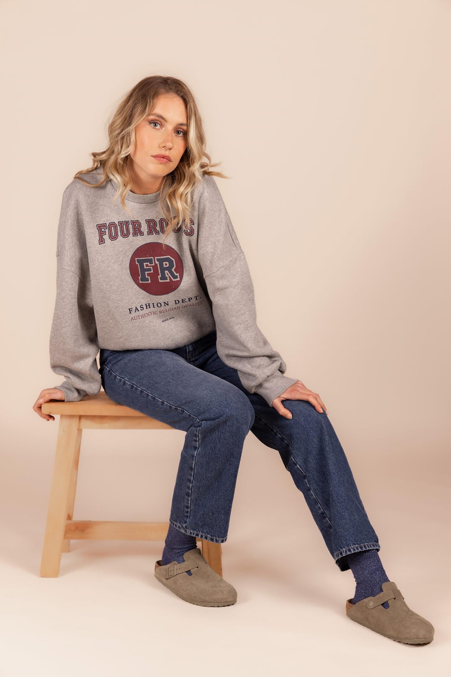 COLLEGE SWEATER FOUR ROSES (C8662)