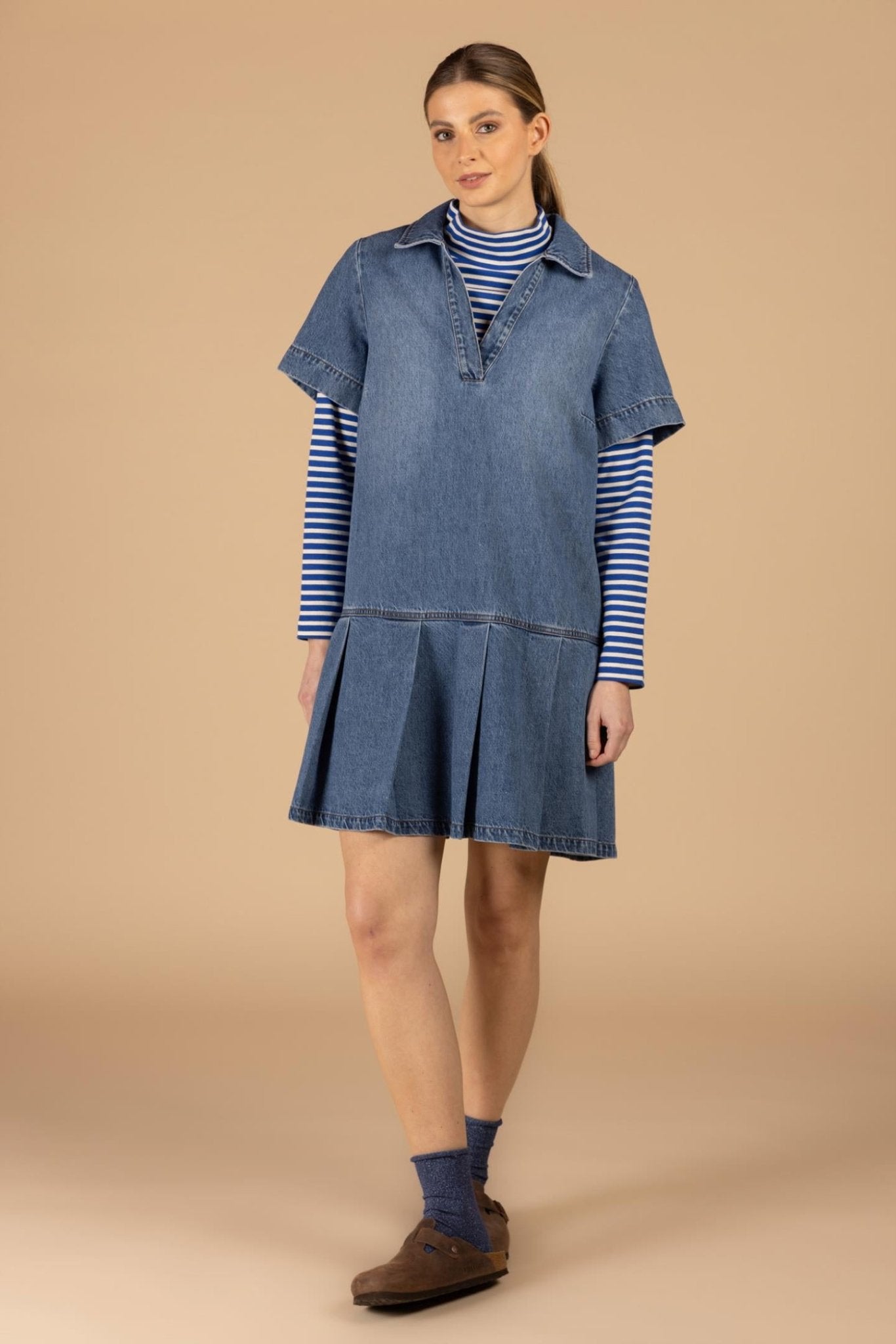 DENIM JURK MET PLOOIEN EN KORTE MOUWEN (9509) - Four Roses