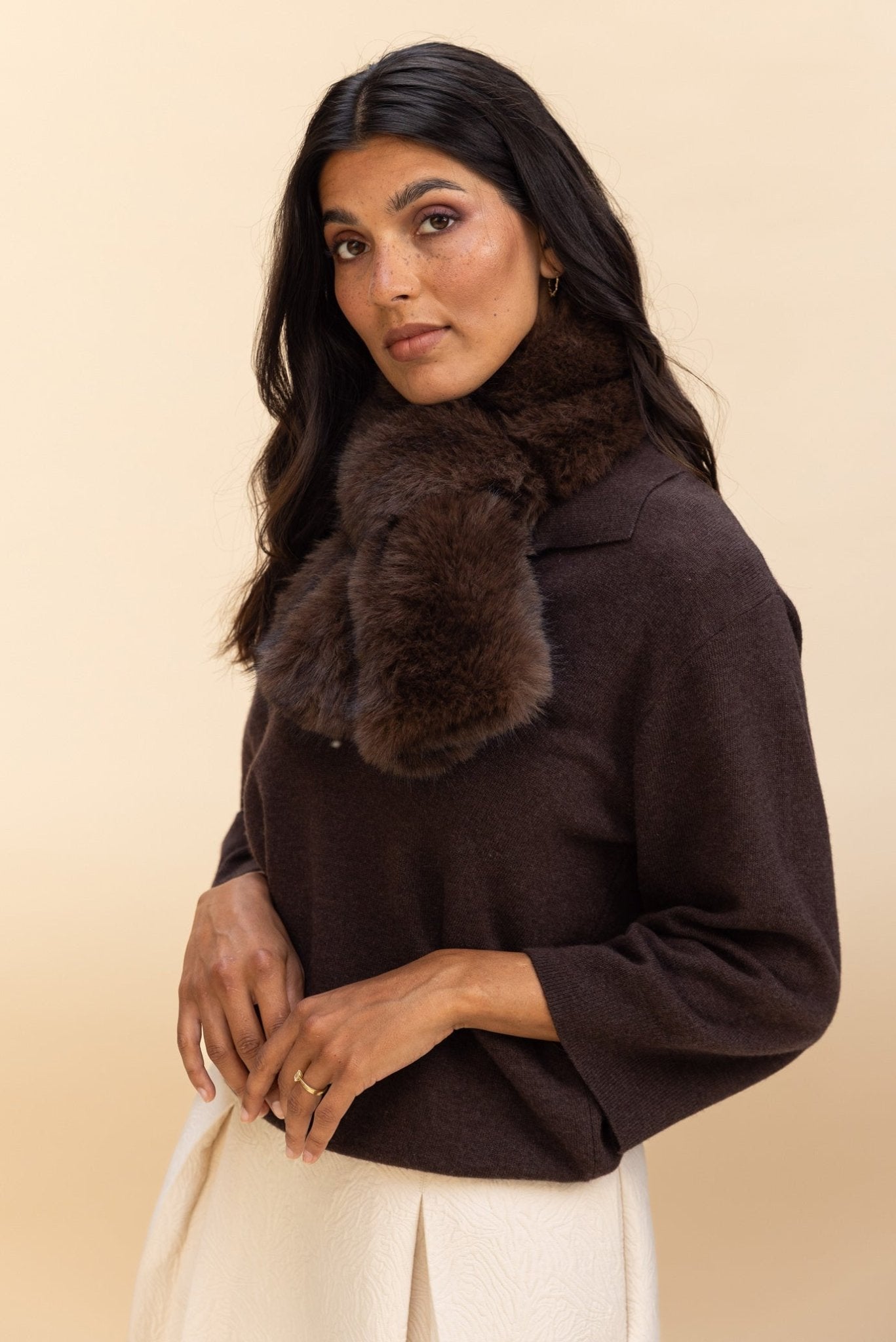 FAUX FUR SJAAL IN BRUIN (9631) - Four Roses