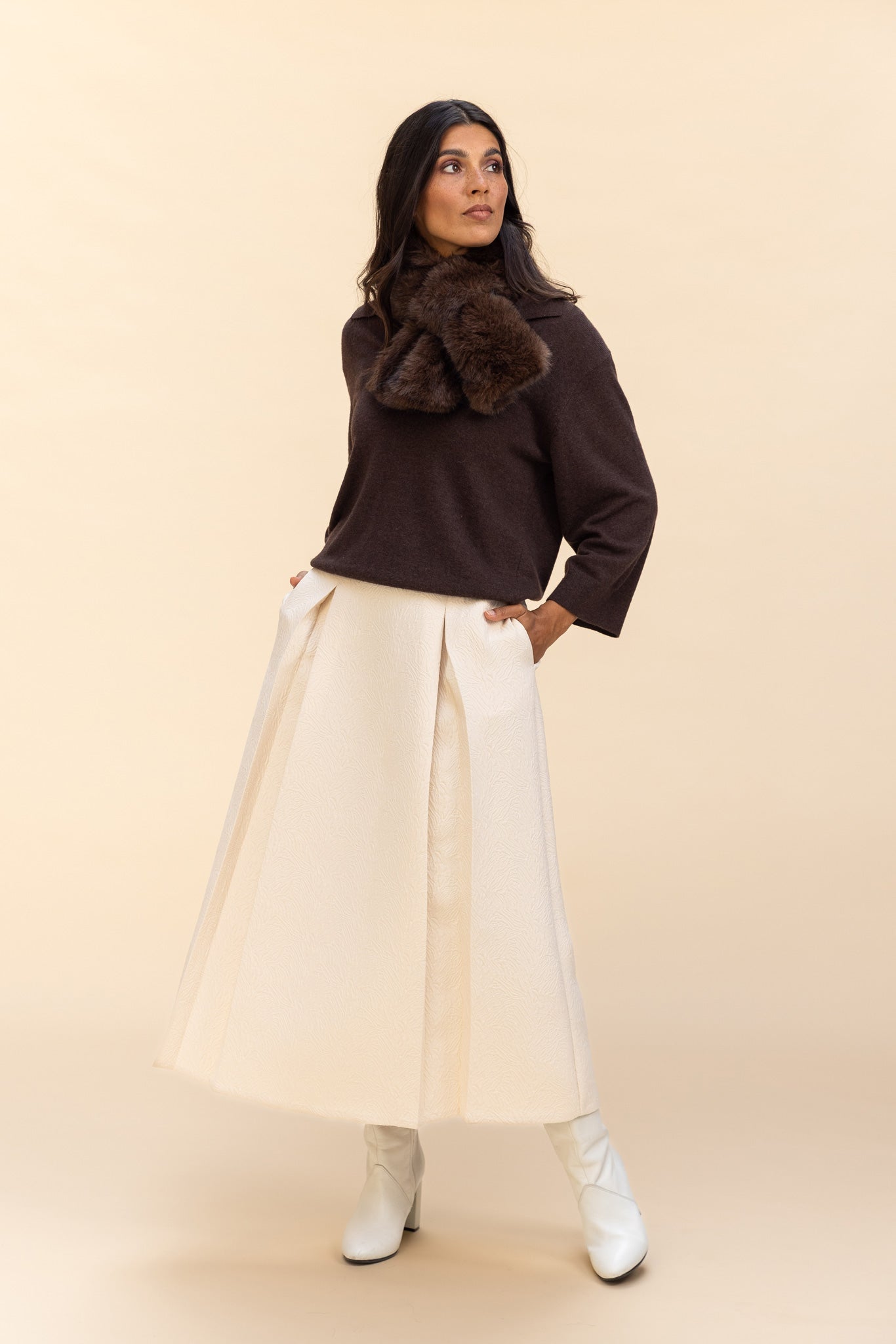 FAUX FUR SJAAL IN BRUIN (9631) - Four Roses
