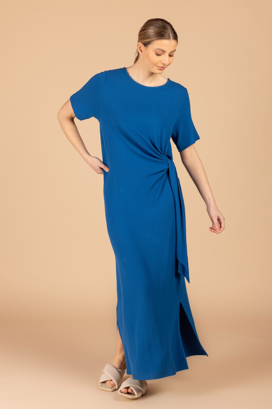 ROBE LONGUE AVEC NOEUD ORNEMENTAL (C9067) - Four Roses