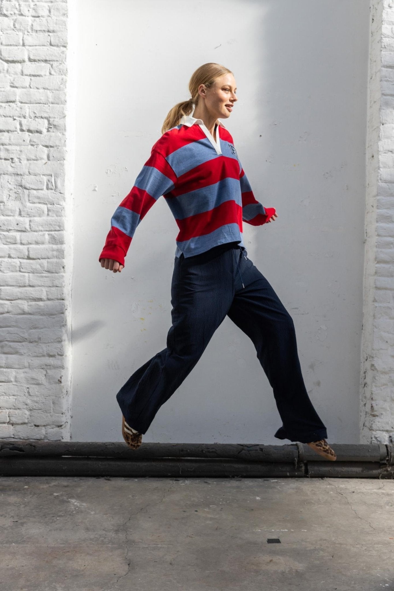 RUGBYSWEATER MET ROOD-BLAUWE STREPEN (9550) - Four Roses