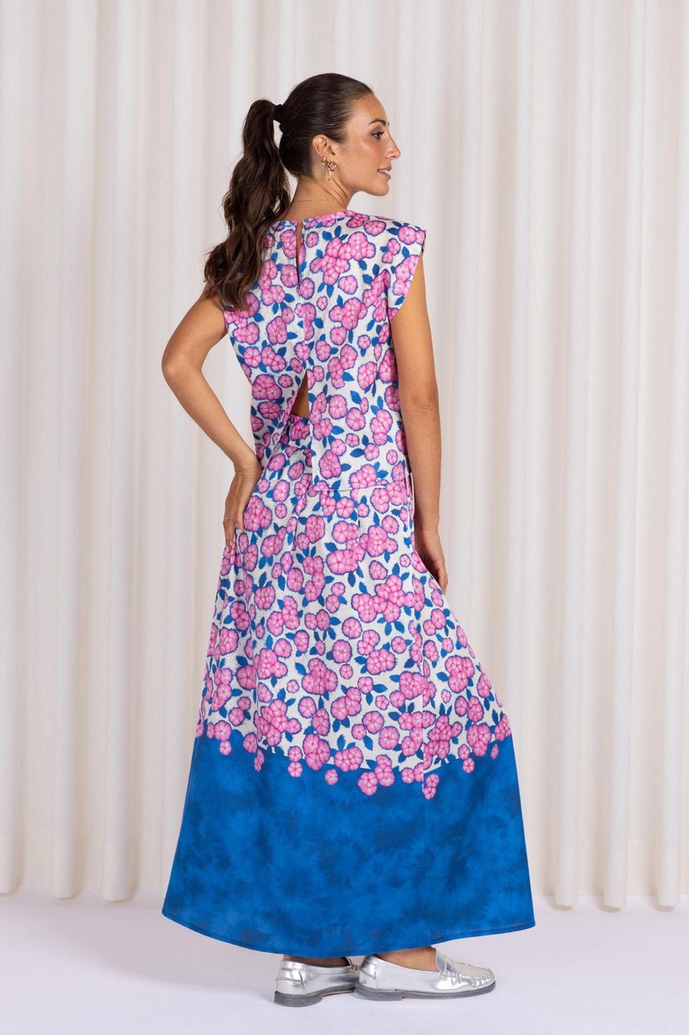 TOP MET RUGSPLIT EN AQUARELPATROON (C9117) - Four Roses