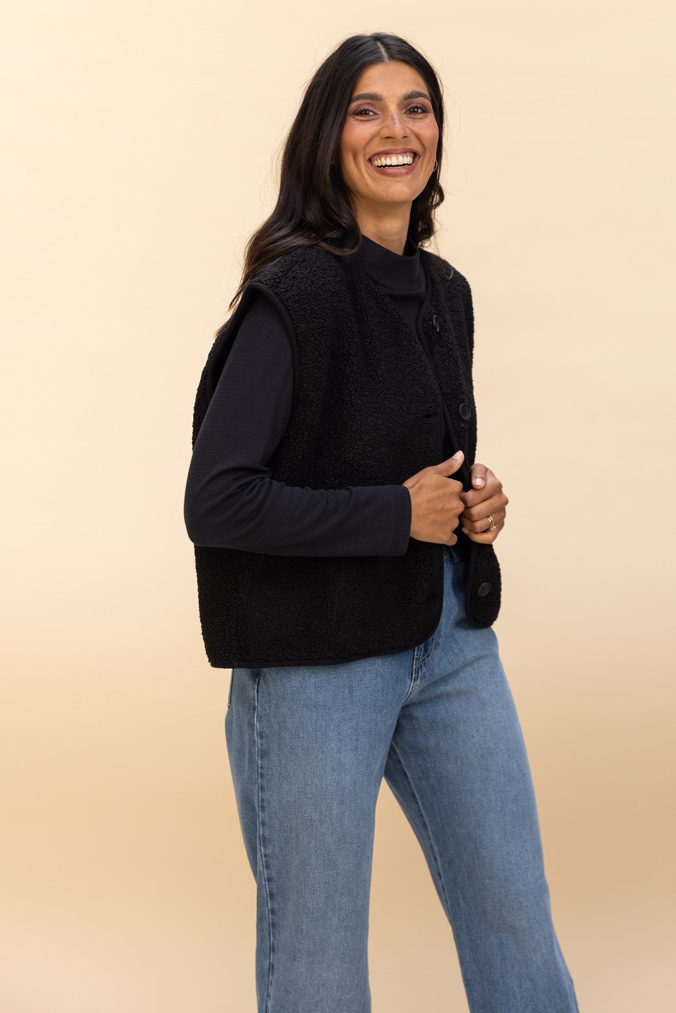 ZWARTE MOUWLOZE GILET IN TEDDY (9653) - Four Roses