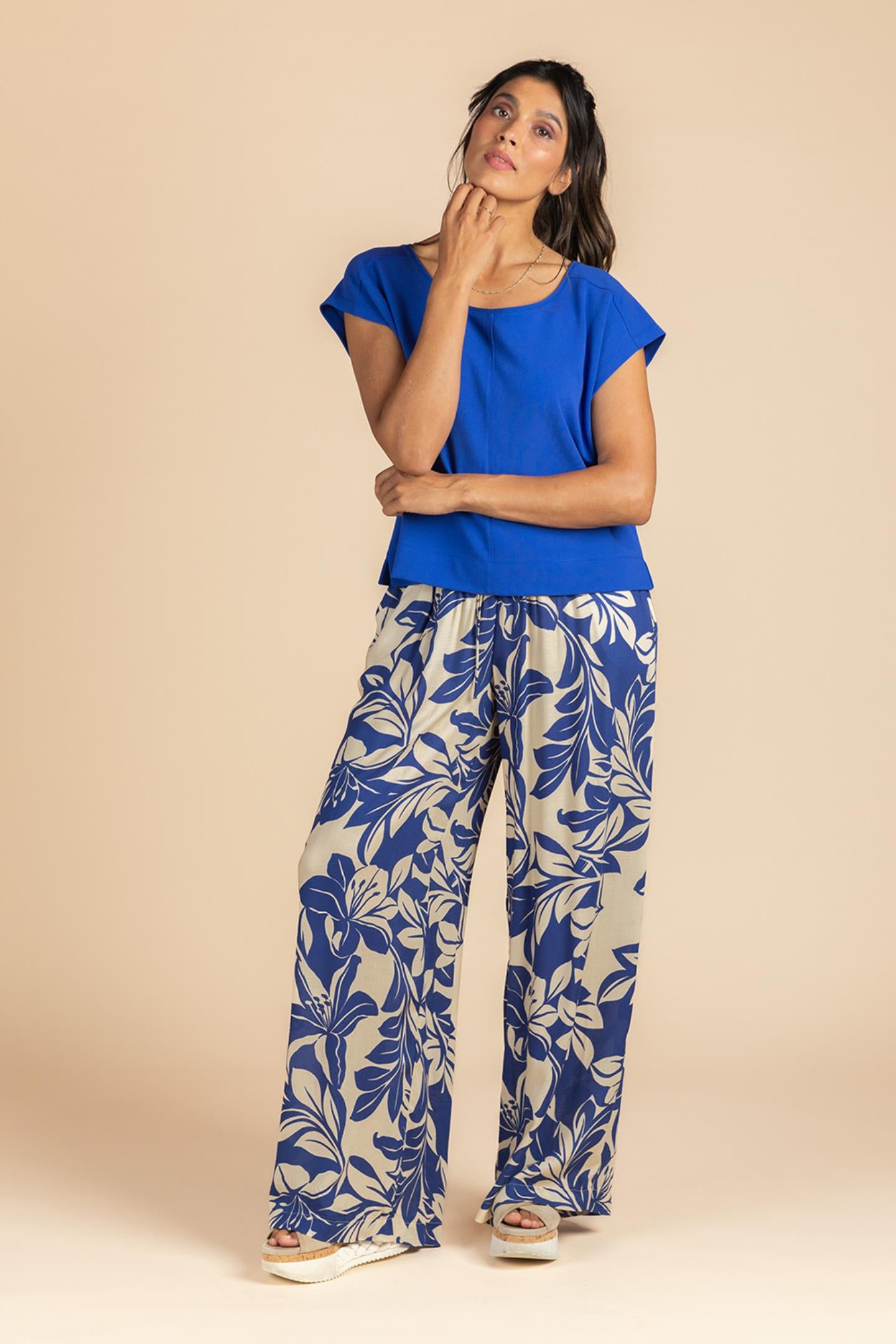 BROEK MET BLAUWE BLOEMENPRINT (8123)