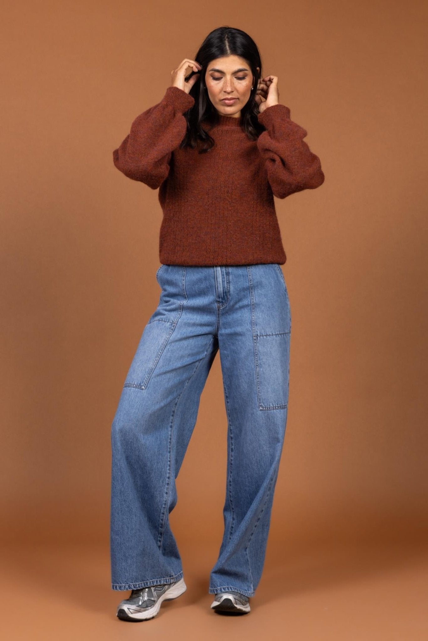 BLAUWE WIJDE JEANS MET FANTASIESTIKSELS (9508) - Four Roses