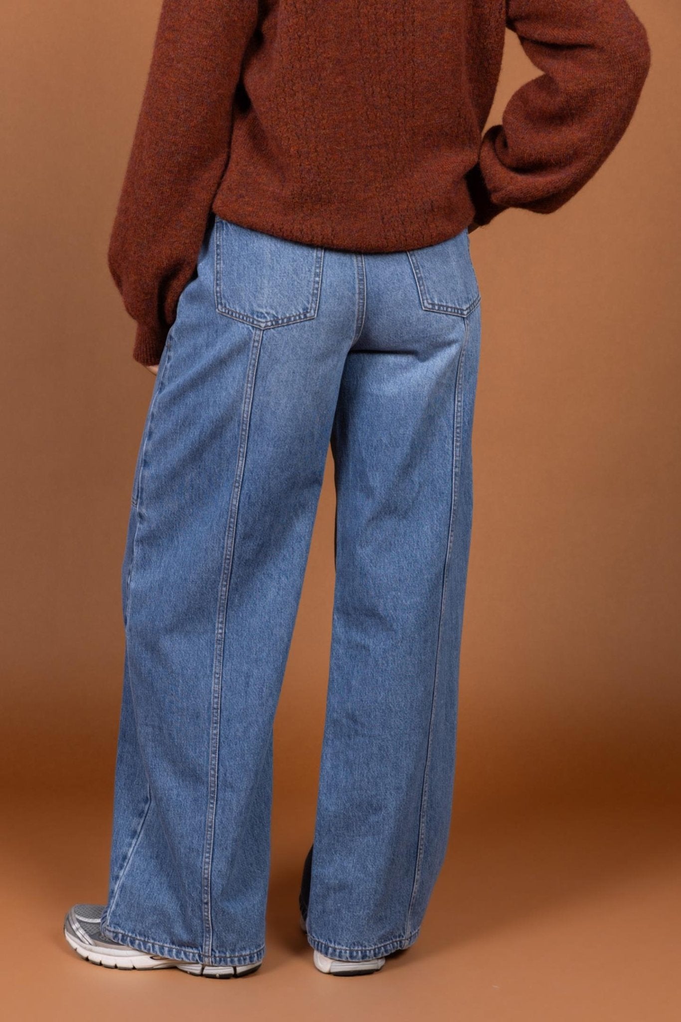BLAUWE WIJDE JEANS MET FANTASIESTIKSELS (9508) - Four Roses