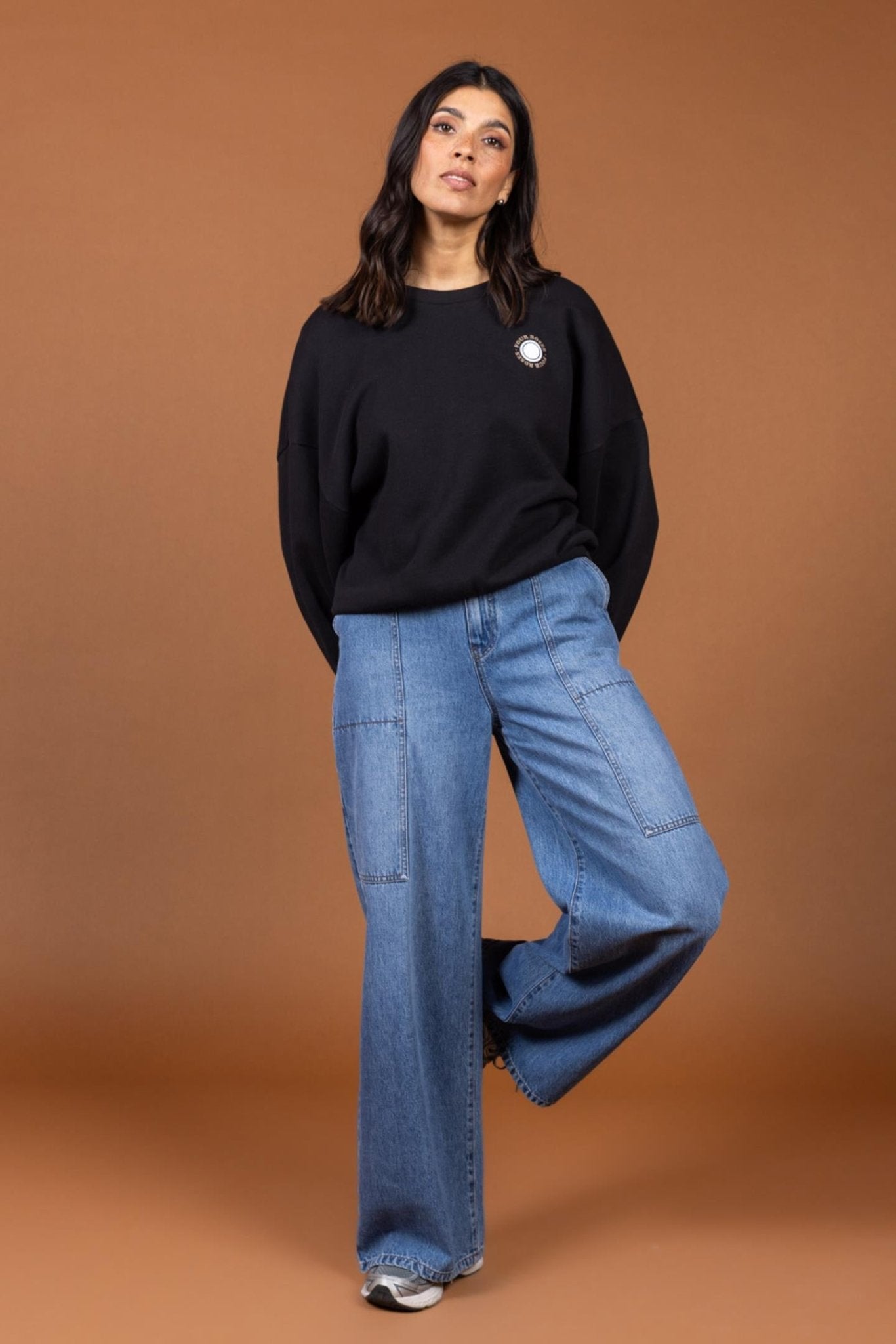 BLAUWE WIJDE JEANS MET FANTASIESTIKSELS (9508) - Four Roses