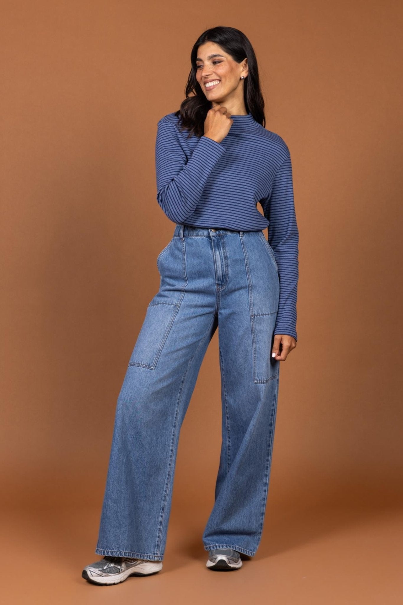 BLAUWE WIJDE JEANS MET FANTASIESTIKSELS (9508) - Four Roses