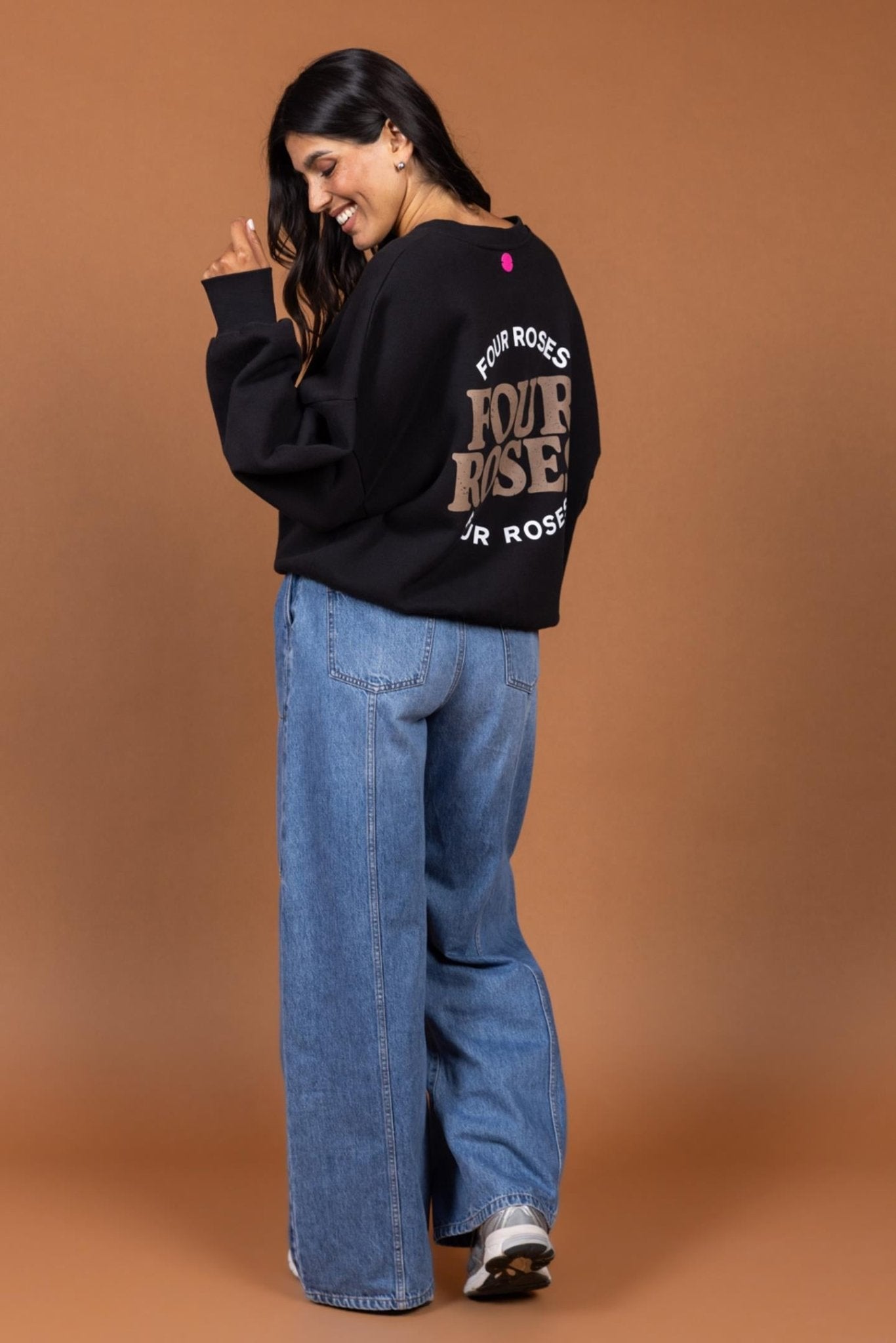 BLAUWE WIJDE JEANS MET FANTASIESTIKSELS (9508) - Four Roses