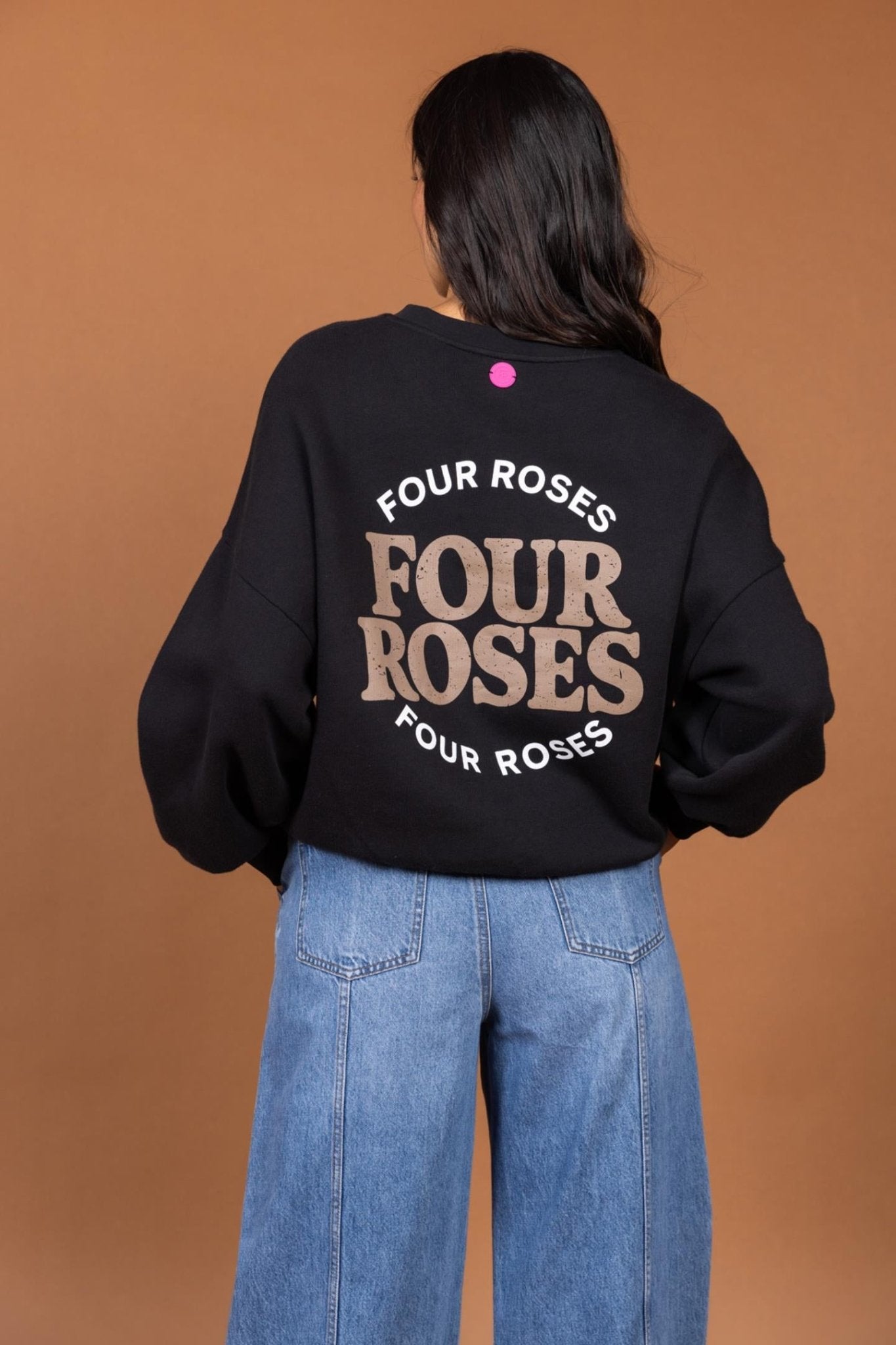 BLAUWE WIJDE JEANS MET FANTASIESTIKSELS (9508) - Four Roses