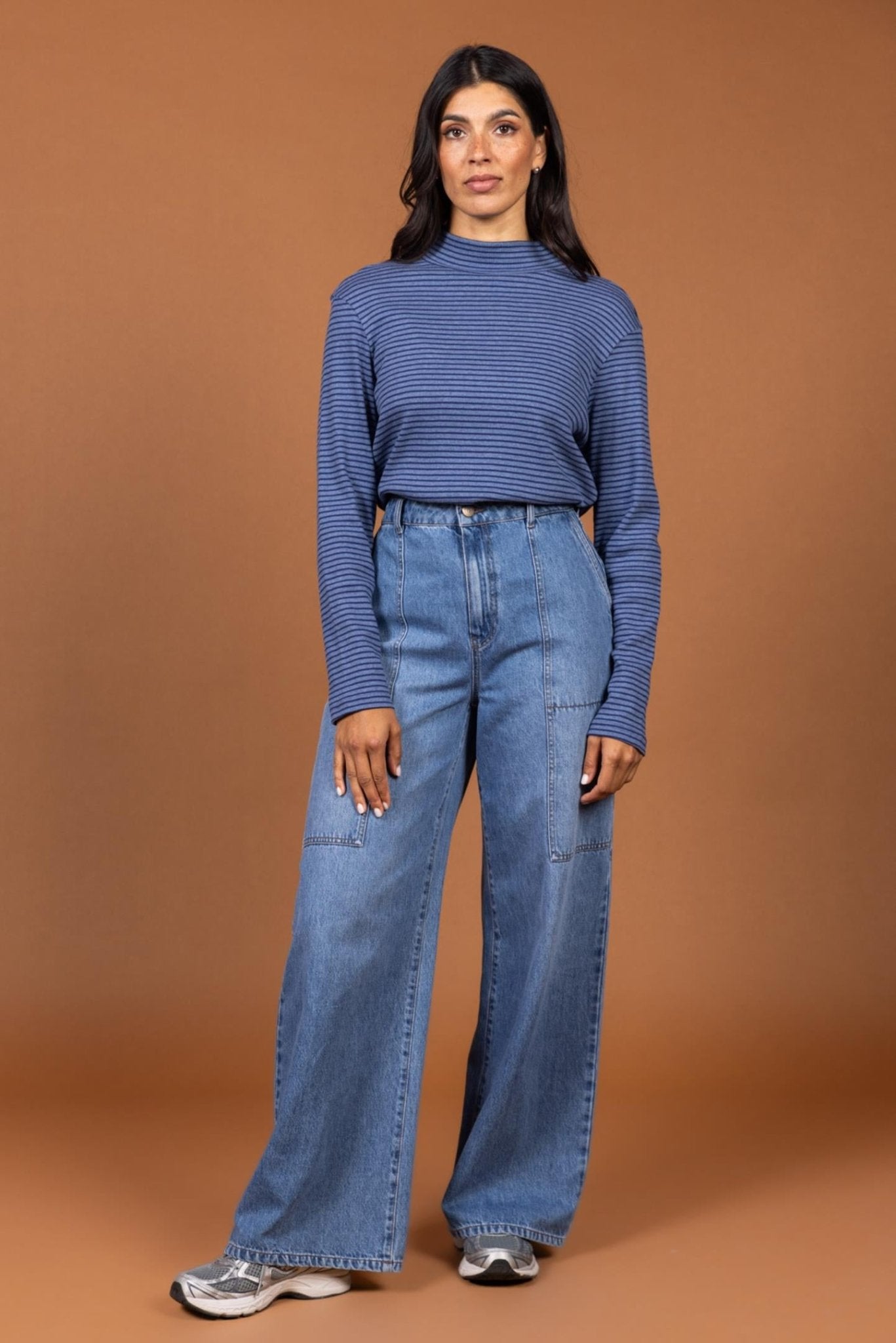 BLAUWE WIJDE JEANS MET FANTASIESTIKSELS (9508) - Four Roses