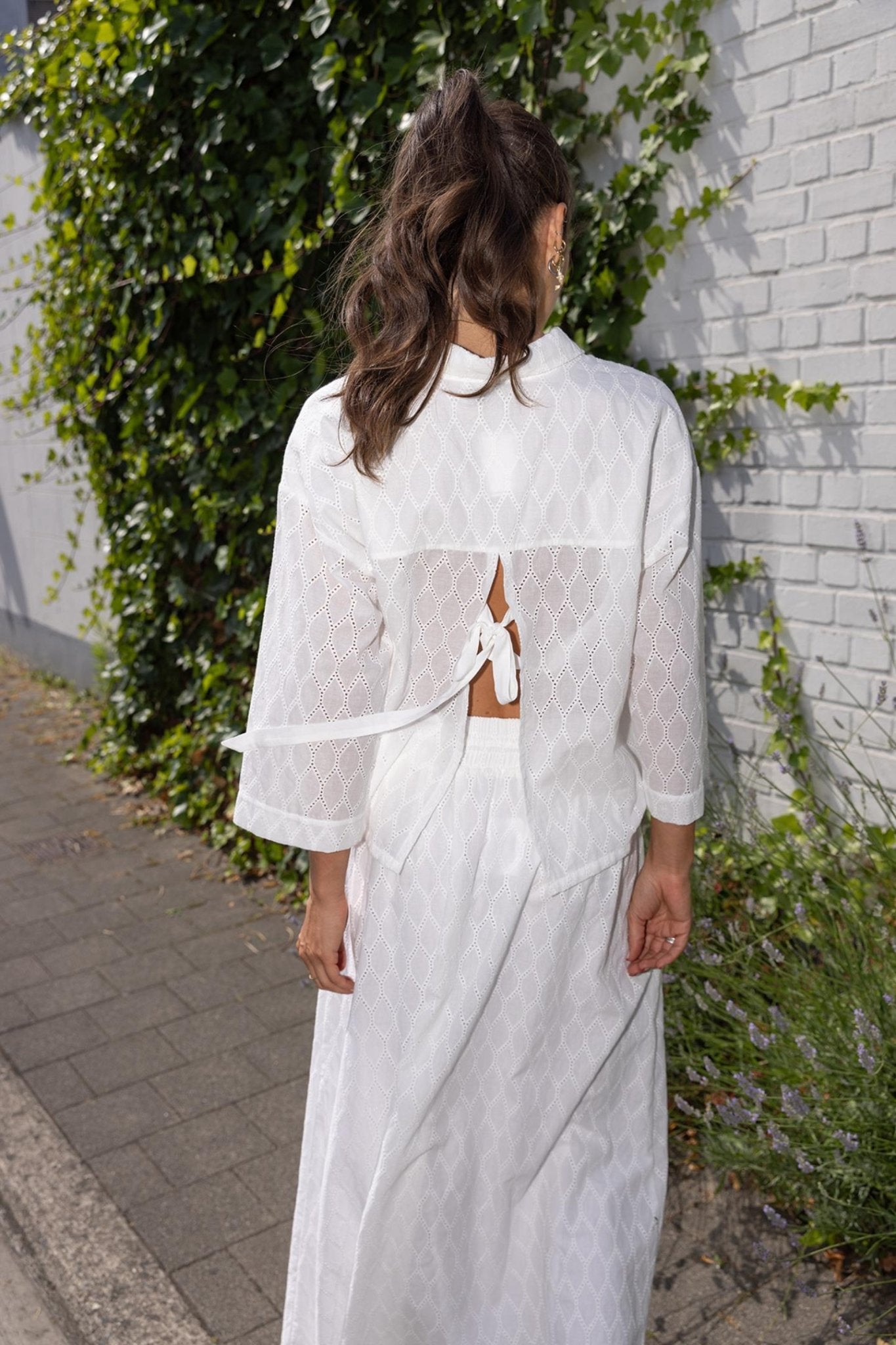 BLOUSE IN BRODERIE ANGLAISE EN STRIKSLUITING (9131) - Four Roses