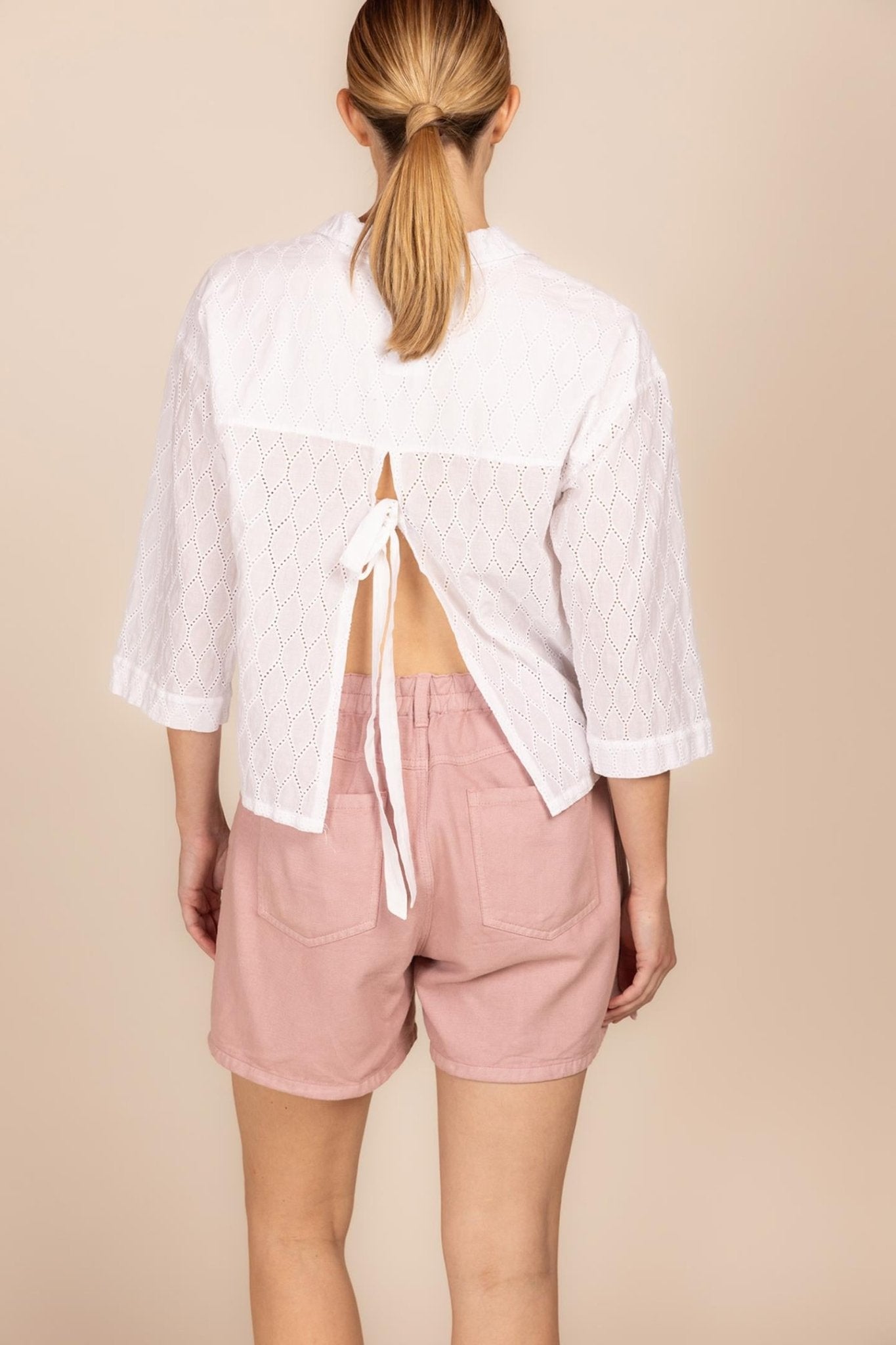 BLOUSE IN BRODERIE ANGLAISE EN STRIKSLUITING (9131) - Four Roses