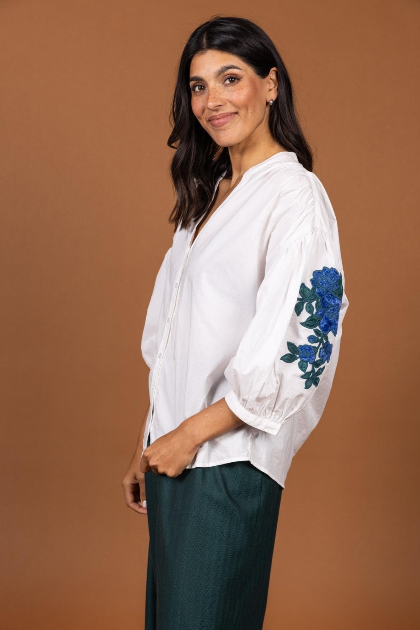 BLOUSE IN POPELINE MET BRODERIE (9567) - Four Roses