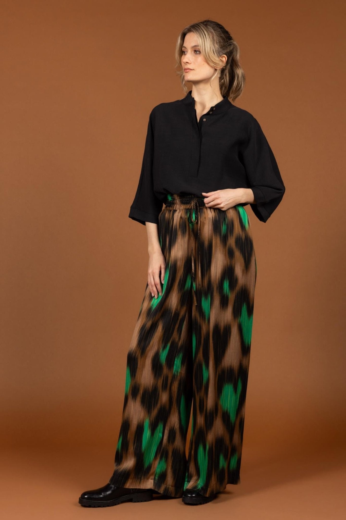 BLOUSE MET DRIEKWARTMOUW EN OPSTAANDE KRAAG (9656) - Four Roses