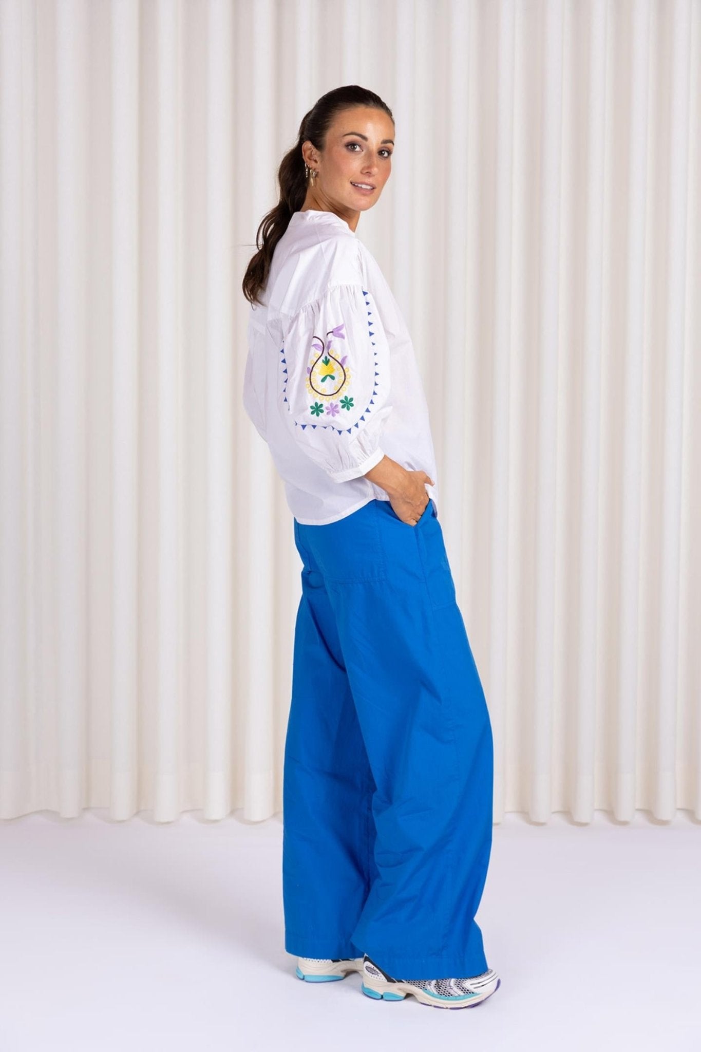 BLOUSE MET FANTASIE GEBORDUURD OP MOUW (9042) - Four Roses