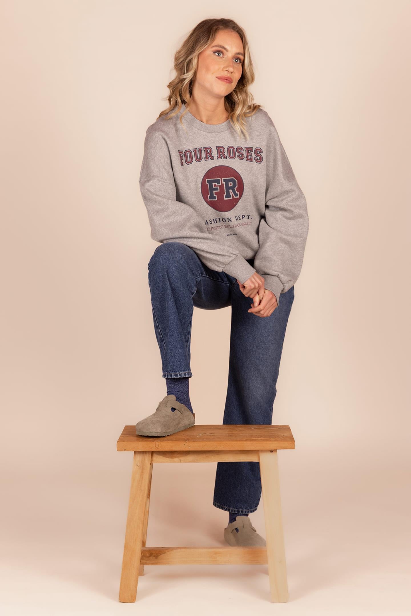 COLLEGE SWEATER FOUR ROSES (C8662)