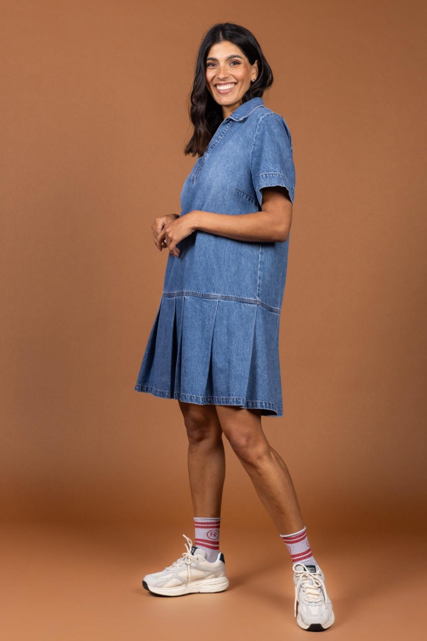 DENIM JURK MET PLOOIEN EN KORTE MOUWEN (9509) - Four Roses