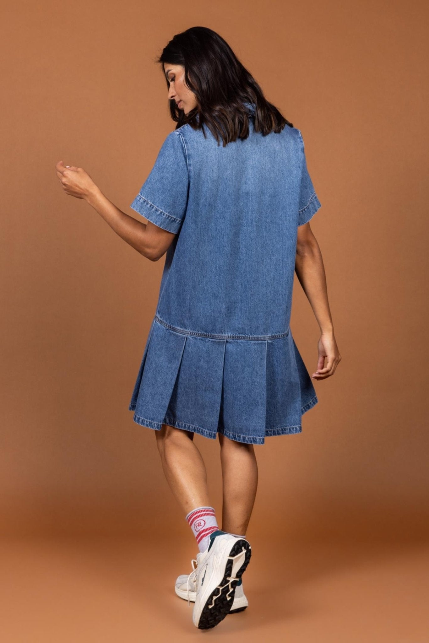 DENIM JURK MET PLOOIEN EN KORTE MOUWEN (9509) - Four Roses