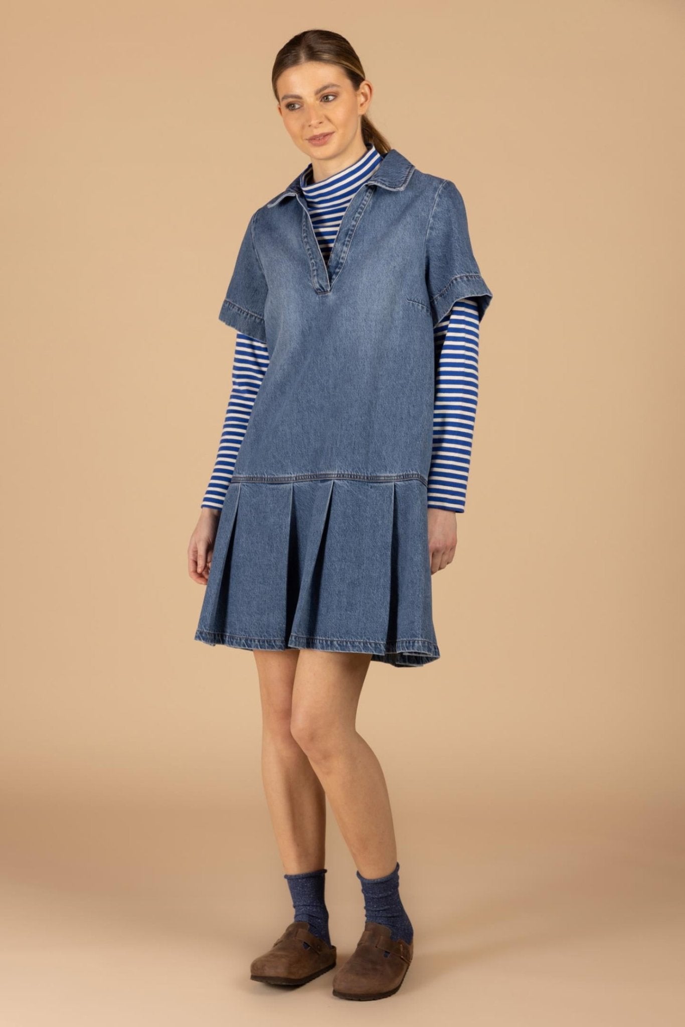 DENIM JURK MET PLOOIEN EN KORTE MOUWEN (9509) - Four Roses