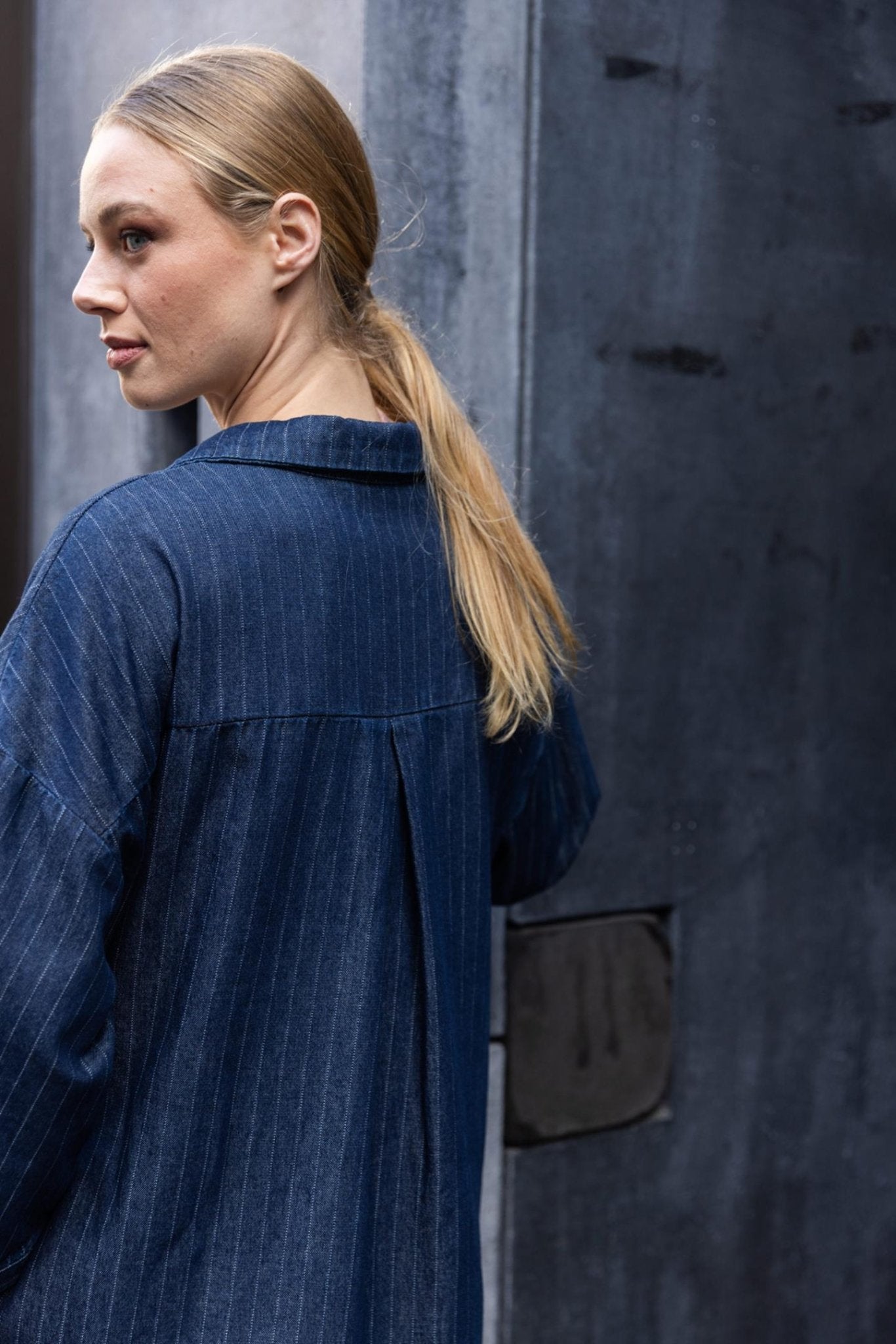 DONKERBLAUWE JEANSJURK MET LICHTE KRIJTSTREEP (9513) - Four Roses