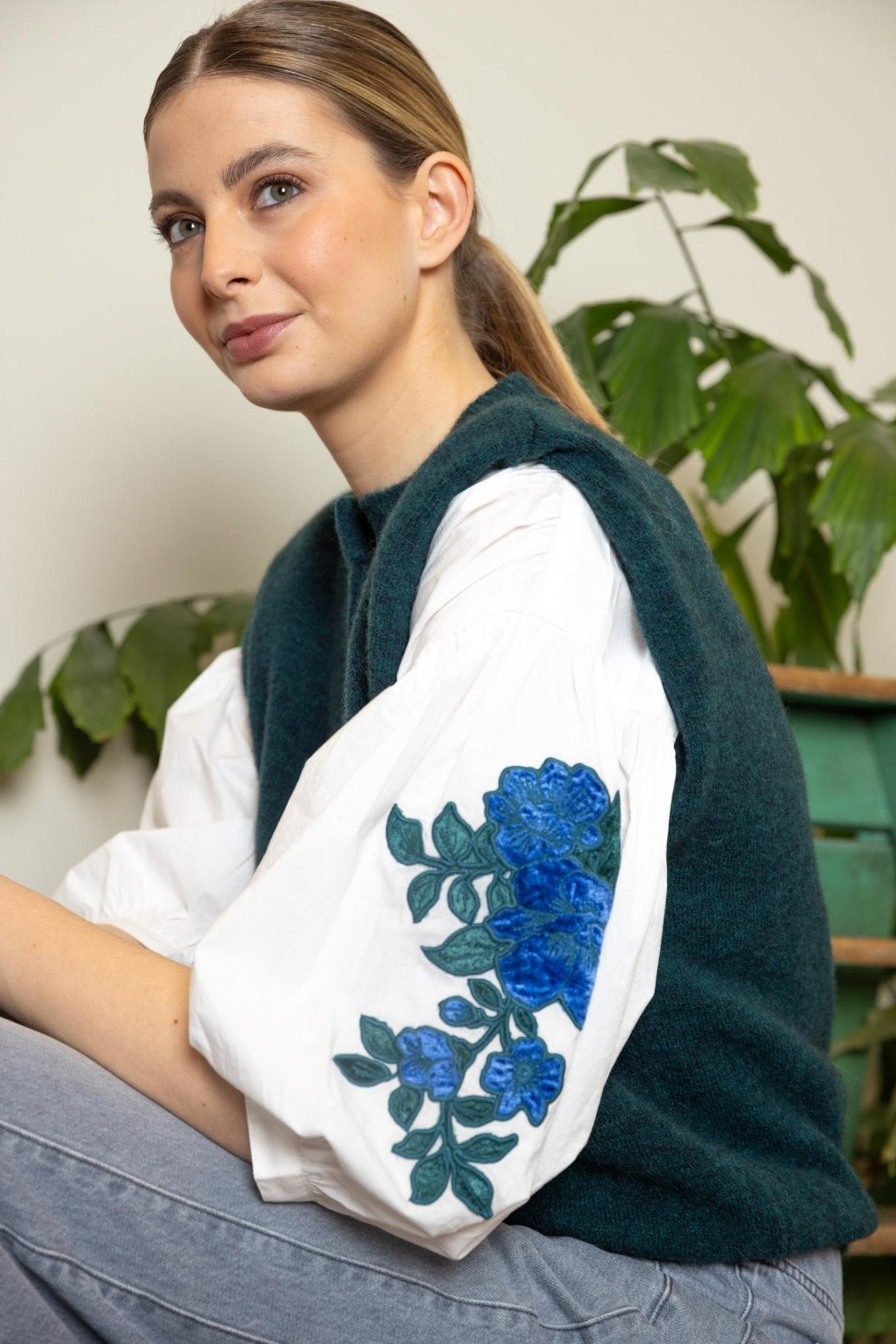 GEBREIDE MOUWLOZE CARDIGAN MET KORTE MOUW (9527) - Four Roses