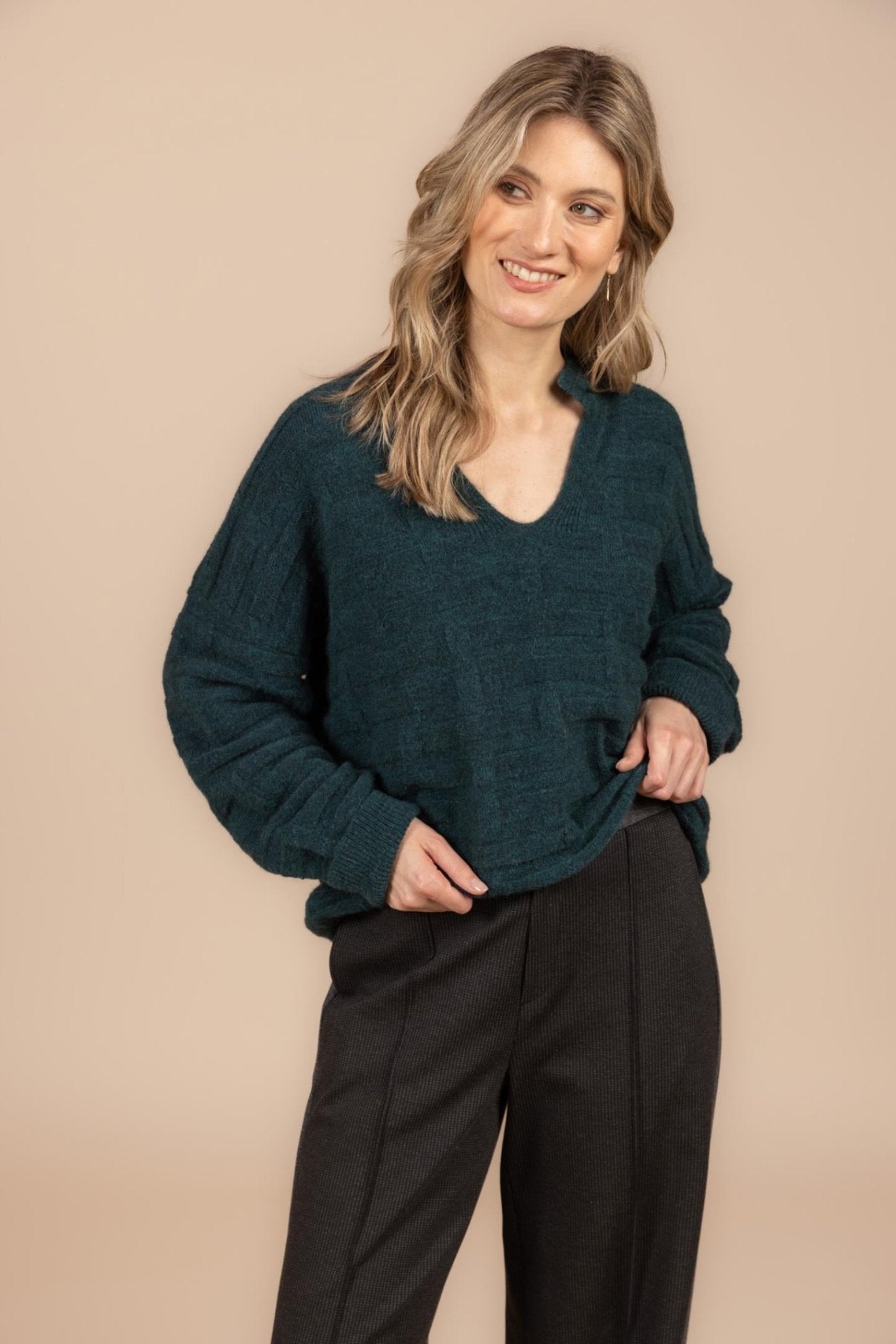 GEKLEDE BROEK MET PLOOI IN DONKERGRIJS (9602) - Four Roses