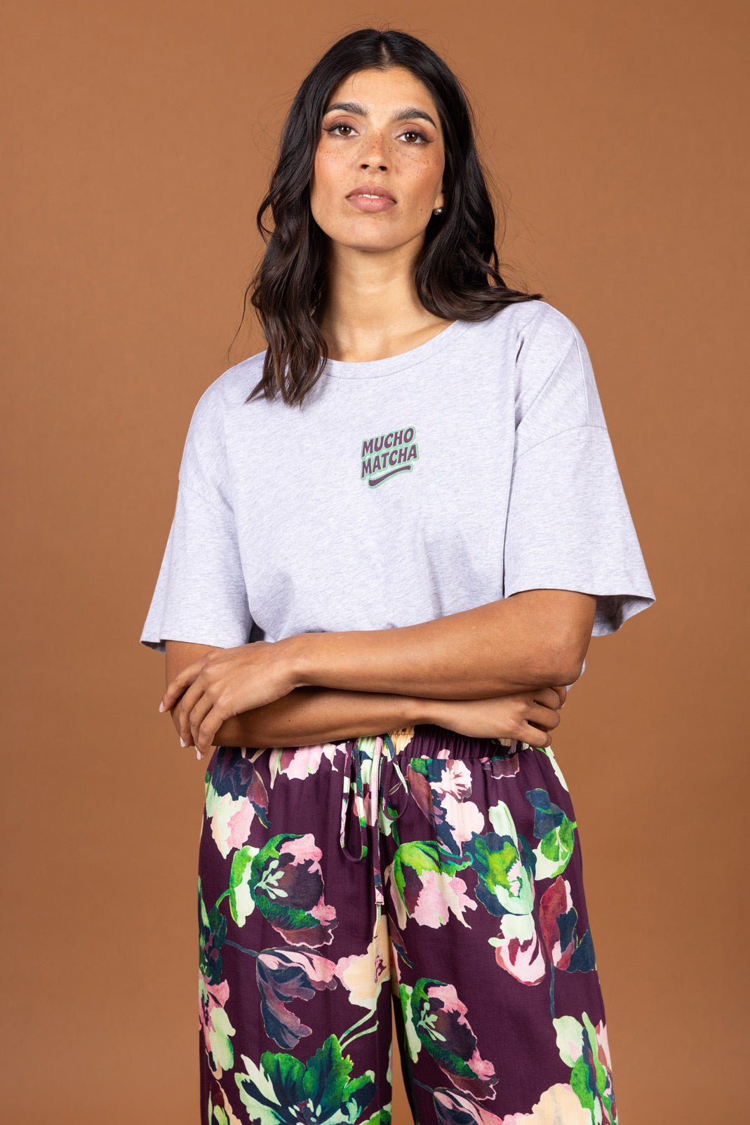 GRIJS T-SHIRT MUCHO MATCHA (9569) - Four Roses