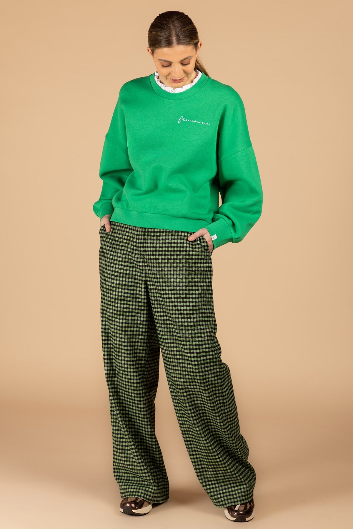 GROENE SWEATER 'FEMININE' MET KRAAG (9564) - Four Roses
