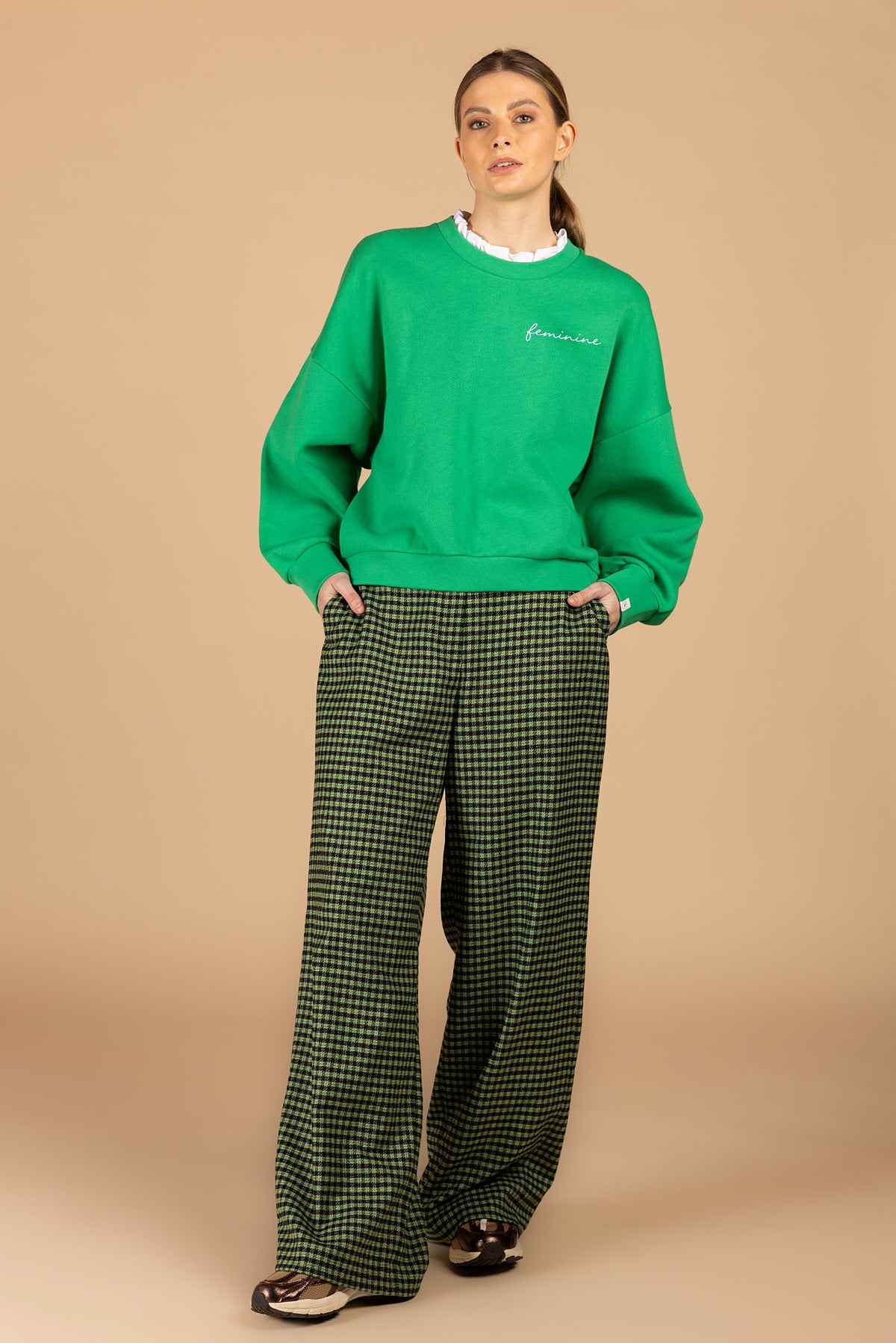GROENE SWEATER 'FEMININE' MET KRAAG (9564) - Four Roses