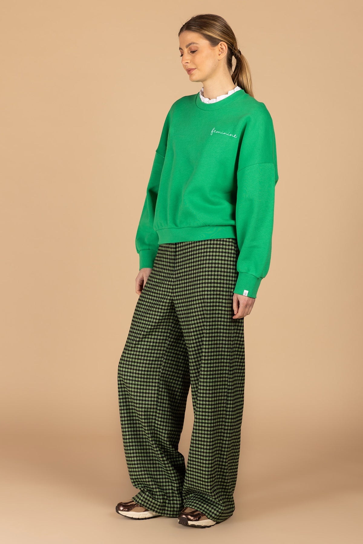 GROENE SWEATER 'FEMININE' MET KRAAG (9564) - Four Roses