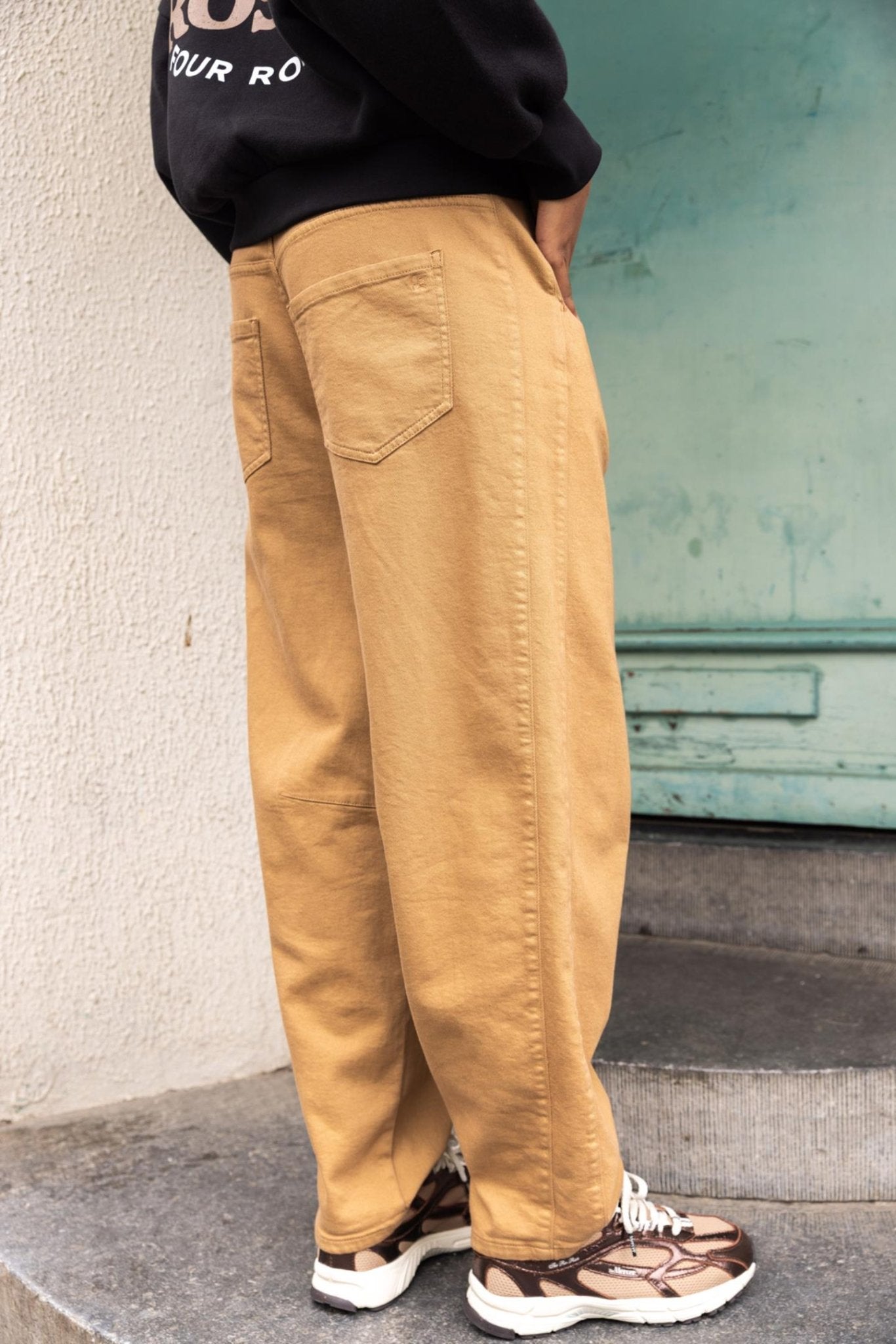 KATOENEN BROEK MET BARRELFIT (9510) - Four Roses