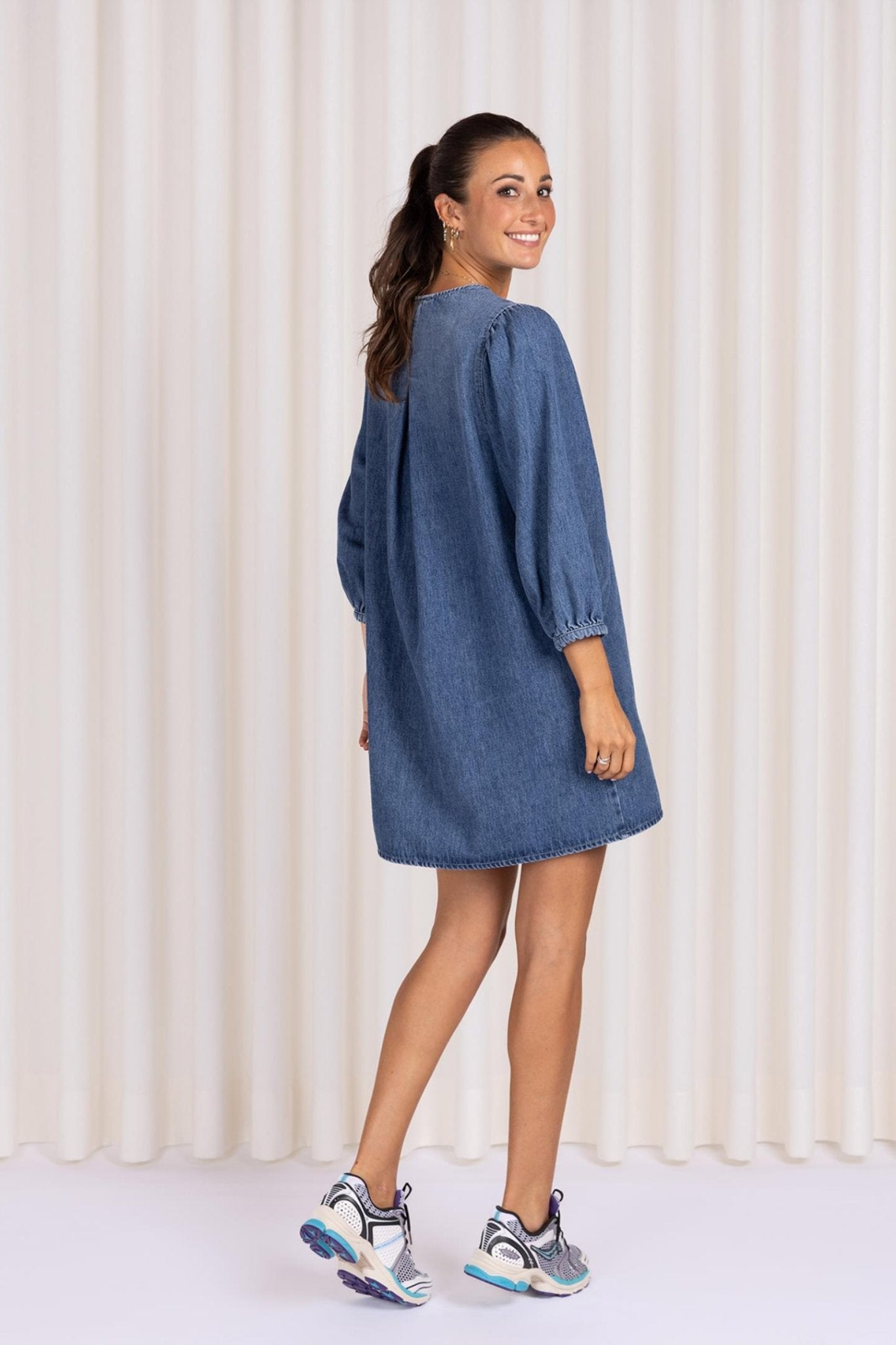 KORTE DENIM JURK (9010) - Four Roses