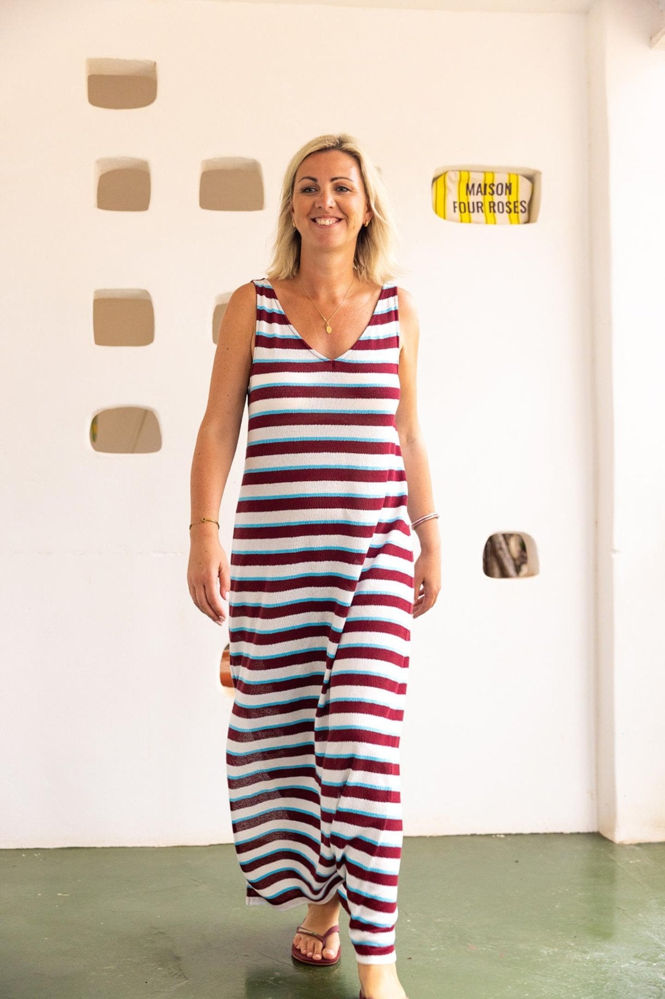 LANG KLEED MET STREEPDESSIN EN ZIJSPLIT (9058) - Four Roses