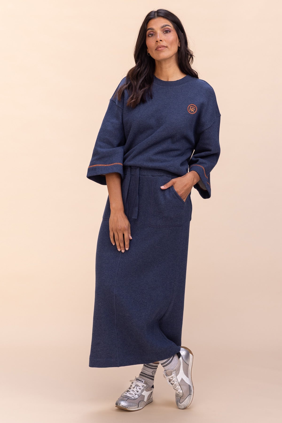 NAVY SWEATER MET ORANJE DETAILS (9554) - Four Roses