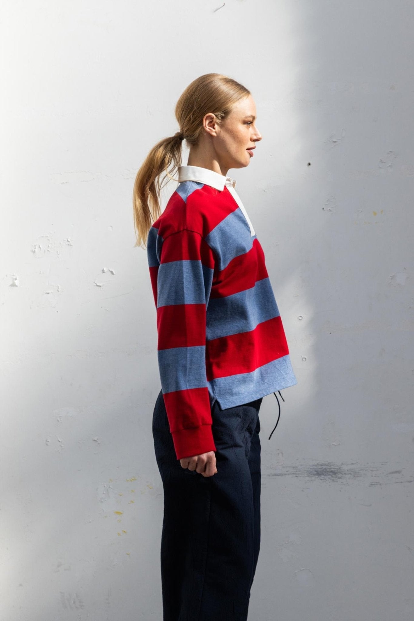 RUGBYSWEATER MET ROOD-BLAUWE STREPEN (9550) - Four Roses