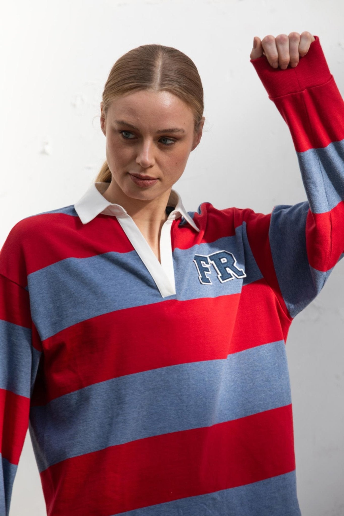 RUGBYSWEATER MET ROOD-BLAUWE STREPEN (9550) - Four Roses