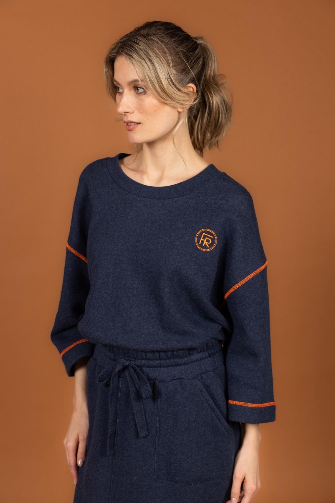 SPORTIEVE NAVY MIDI-ROK IN MOLLETON (9555) - Four Roses