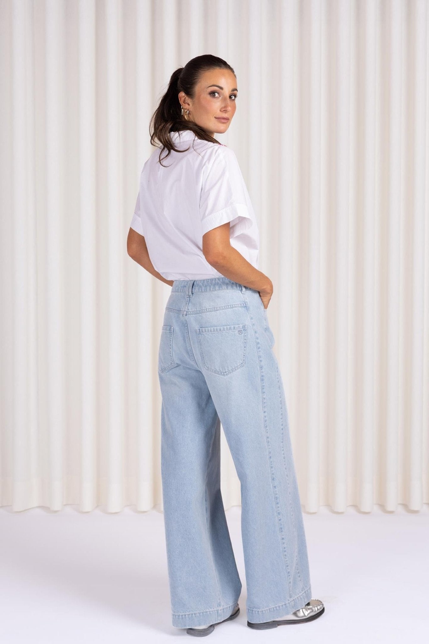 WIJDE BROEK IN BLEKE DENIM (9014) - Four Roses