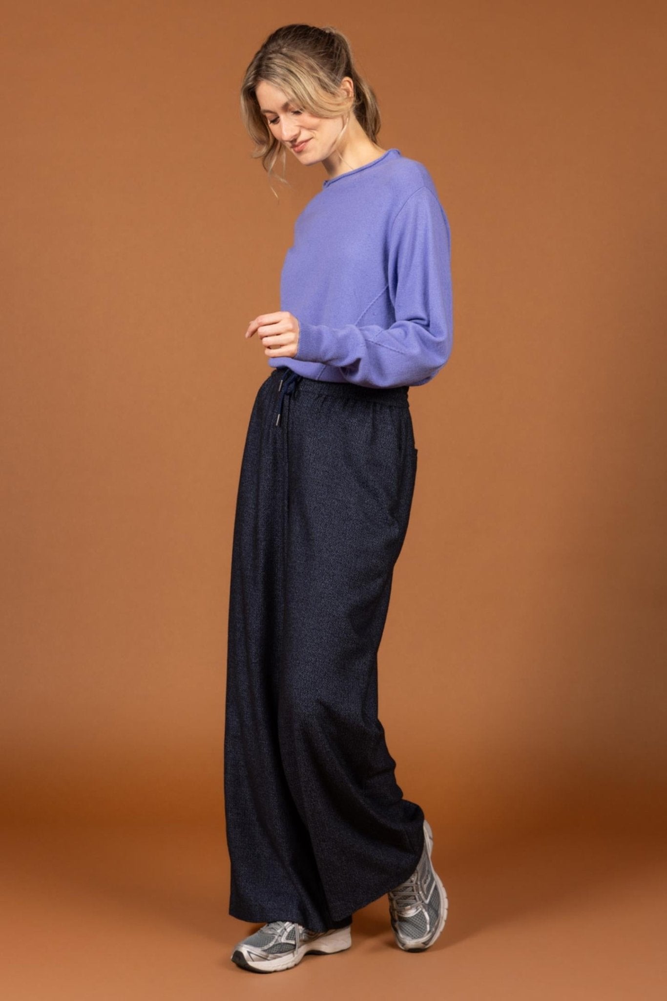 WIJDE BROEK MET SPORTIEVE LOOK IN VISCOSE (9600) - Four Roses