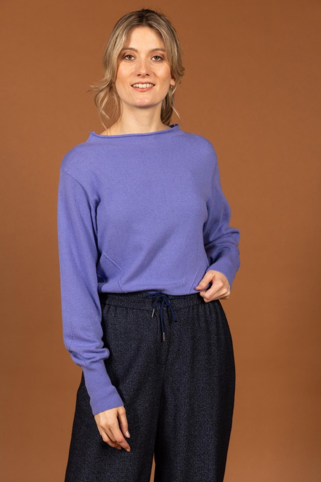 WIJDE BROEK MET SPORTIEVE LOOK IN VISCOSE (9600) - Four Roses