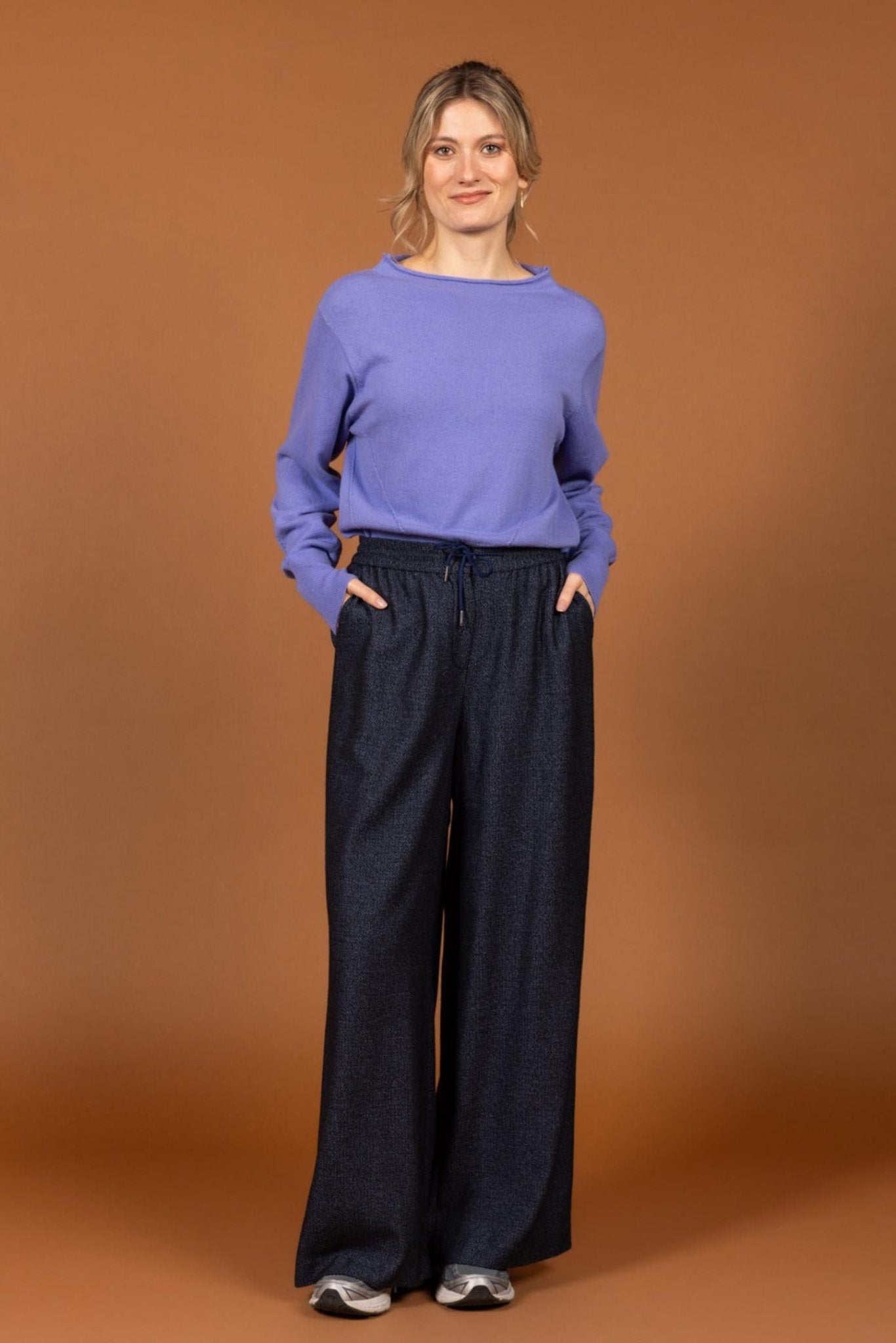 WIJDE BROEK MET SPORTIEVE LOOK IN VISCOSE (9600) - Four Roses