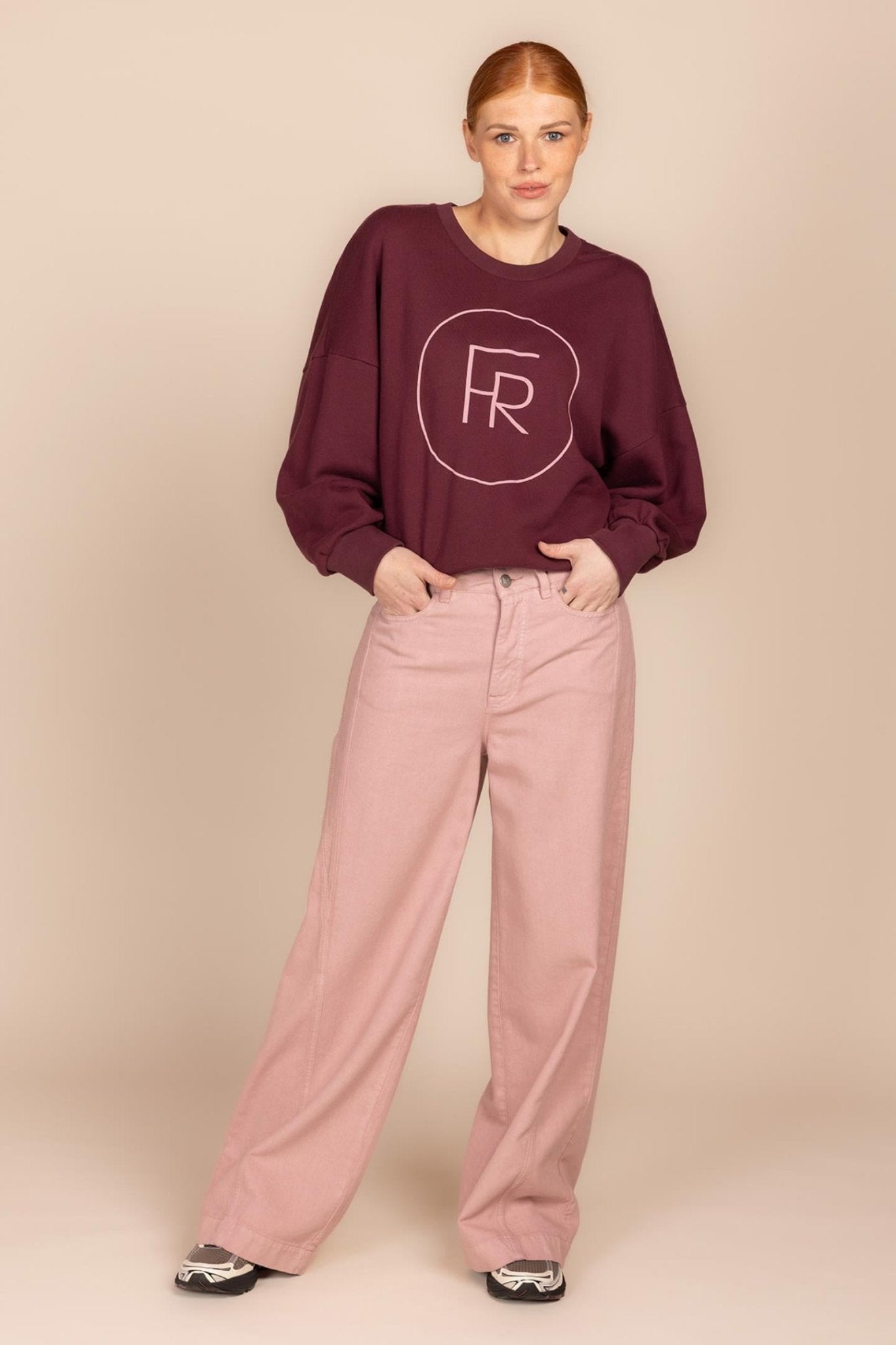 WIJDE BROEK MET VISUELE SIERNAAD (9004) - Four Roses