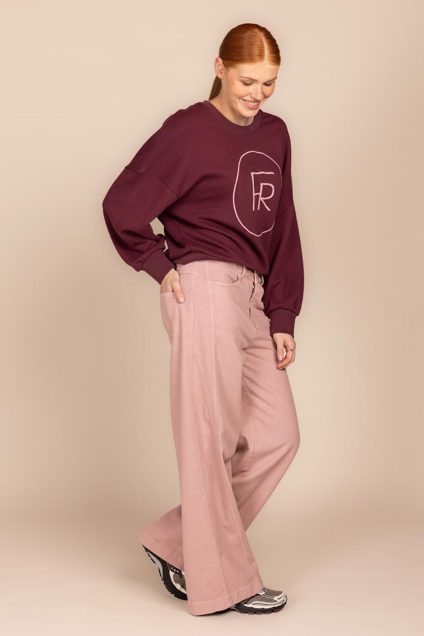 WIJDE BROEK MET VISUELE SIERNAAD (9004) - Four Roses